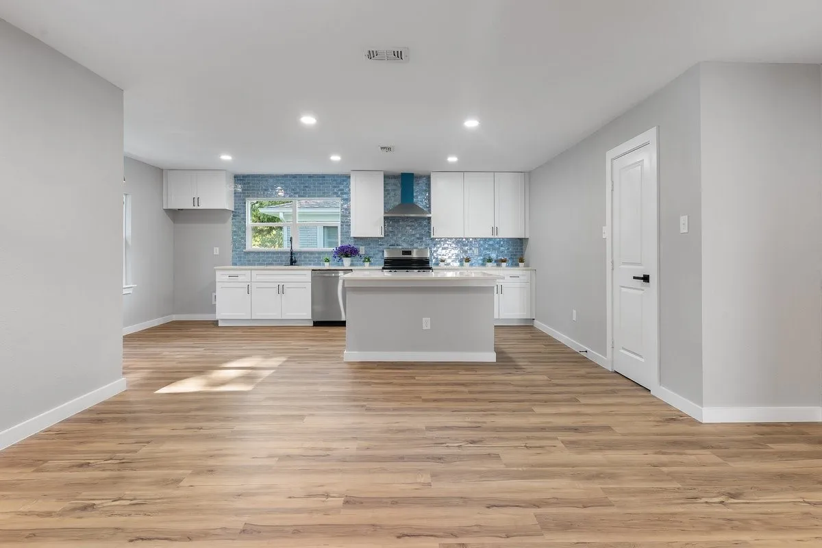 Single Family Residence For Sale in Tarrant County , 6136 Walnut Drive, Fort Worth, Texas 76114, 3 Bedroom, 2 Bathroom, 2 Garage spaces, 1,750 Sqft, built in 1955, mls#21339091, Real Estate Agent in Fort Worth, Homes For Sale in Tarrant county, Homes For Sale in Fort Worth, Realtor in Fort Worth Texas, Real Estate Brokerage Independent Realty Texas, Luminita Cordes Realtor