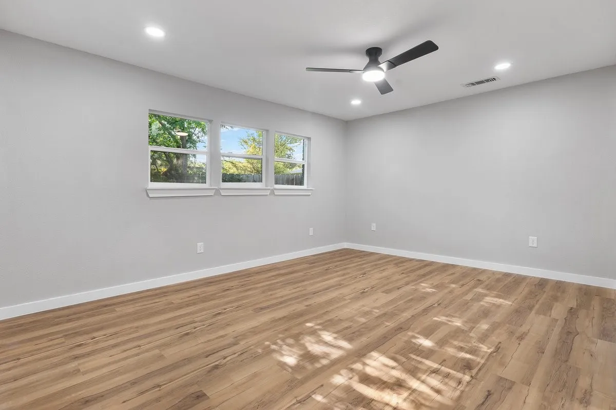 Single Family Residence For Sale in Tarrant County , 6136 Walnut Drive, Fort Worth, Texas 76114, 3 Bedroom, 2 Bathroom, 2 Garage spaces, 1,750 Sqft, built in 1955, mls#21339091, Real Estate Agent in Fort Worth, Homes For Sale in Tarrant county, Homes For Sale in Fort Worth, Realtor in Fort Worth Texas, Real Estate Brokerage Independent Realty Texas, Luminita Cordes Realtor