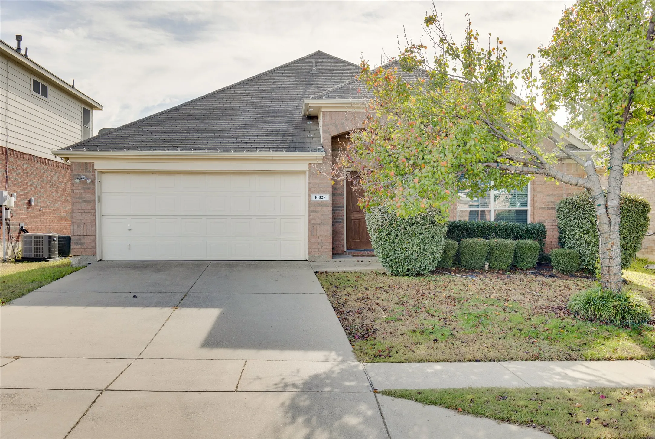 Single Family Residence For Sale in Tarrant County , 10028 Voss Avenue, Fort Worth, Texas 76244, 4 Bedroom, 2 Bathroom, 2 Garage spaces, 2,142 Sqft, built in 2005, mls#21339056, Real Estate Agent in Fort Worth, Homes For Sale in Tarrant county, Homes For Sale in Fort Worth, Realtor in Fort Worth Texas, Real Estate Brokerage Independent Realty Texas, Luminita Cordes Realtor