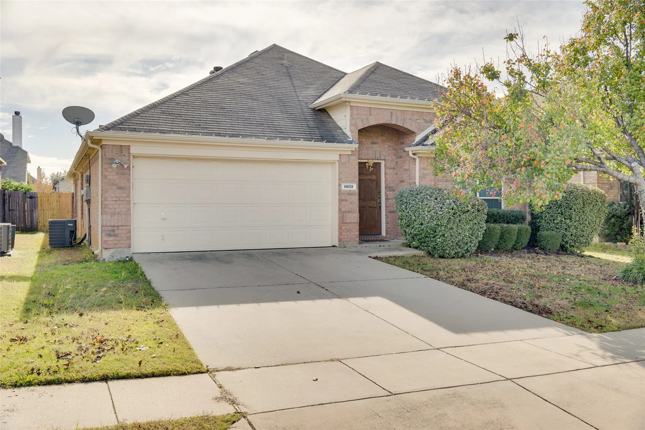 Single Family Residence For Sale in Tarrant County , 10028 Voss Avenue, Fort Worth, Texas 76244, 4 Bedroom, 2 Bathroom, 2 Garage spaces, 2,142 Sqft, built in 2005, mls#21339056, Real Estate Agent in Fort Worth, Homes For Sale in Tarrant county, Homes For Sale in Fort Worth, Realtor in Fort Worth Texas, Real Estate Brokerage Independent Realty Texas, Luminita Cordes Realtor