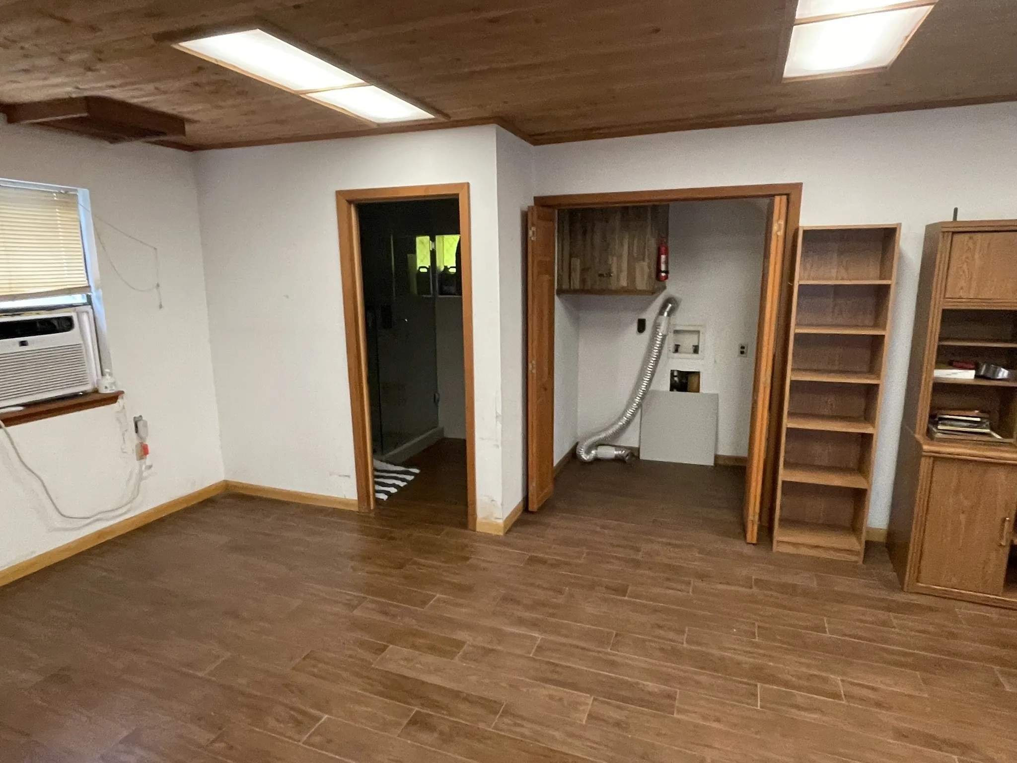 Single Family Residence For Sale in Parker County , 296 E Bluff Springs Road, Fort Worth, Texas 76108, 3 Bedroom, 2 Bathroom, 10 Garage spaces, 1,404 Sqft, built in 1983, mls#21339077, Real Estate Agent in Fort Worth, Homes For Sale in Parker county, Homes For Sale in Fort Worth, Realtor in Fort Worth Texas, Real Estate Brokerage Independent Realty Texas, Luminita Cordes Realtor