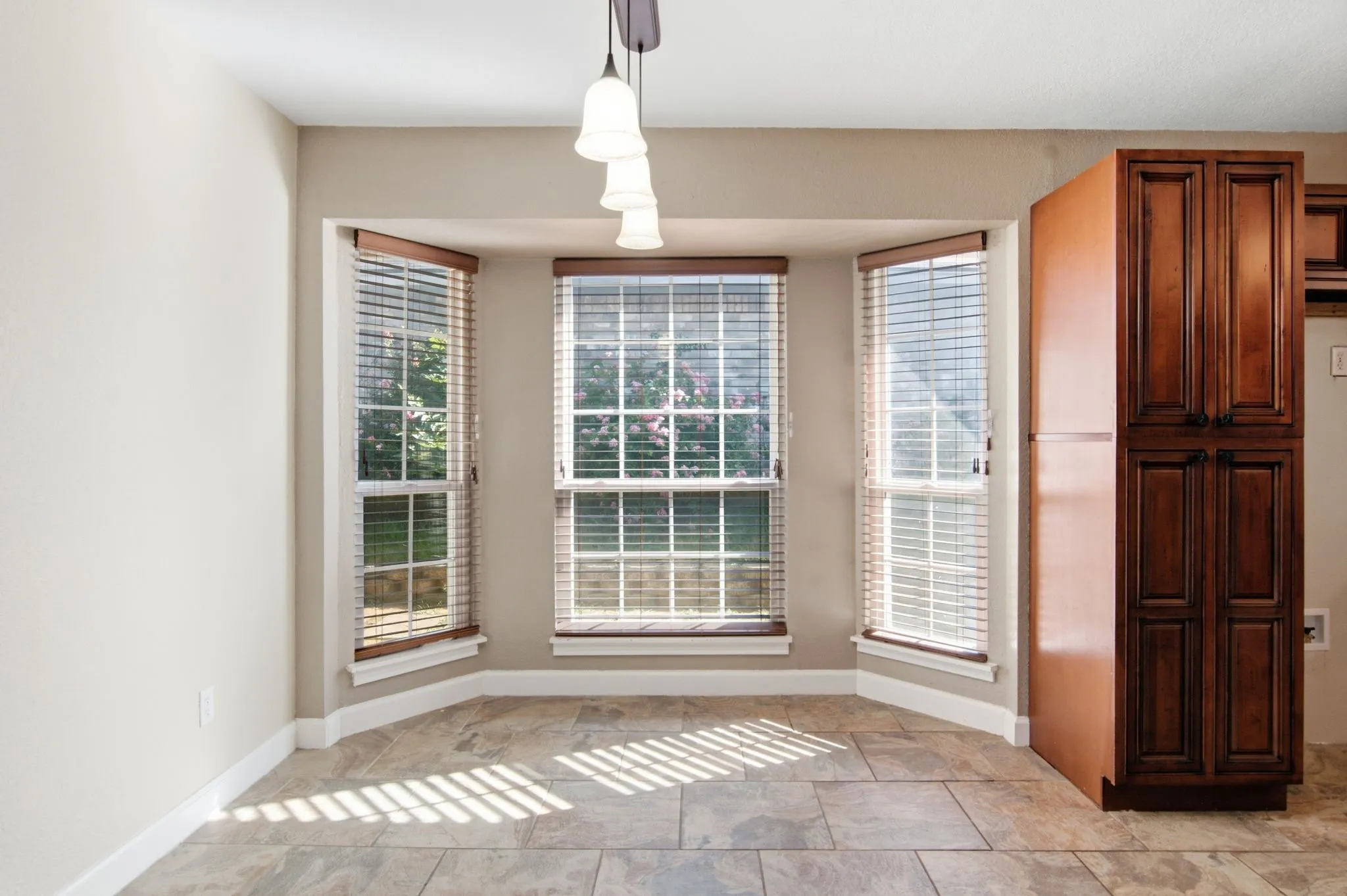 Single Family Residence For Rent in Tarrant County , 2502 Cranberry Lane, Euless, Texas 76039, 3 Bedroom, 2 Bathroom, 2 Garage spaces, 1,620 Sqft, built in 1984, mls#21337978, Real Estate Agent in Euless, Homes For Rent in Tarrant county, Homes For Rent in Euless, Realtor in Euless Texas, Real Estate Brokerage Independent Realty Texas, Luminita Cordes Realtor