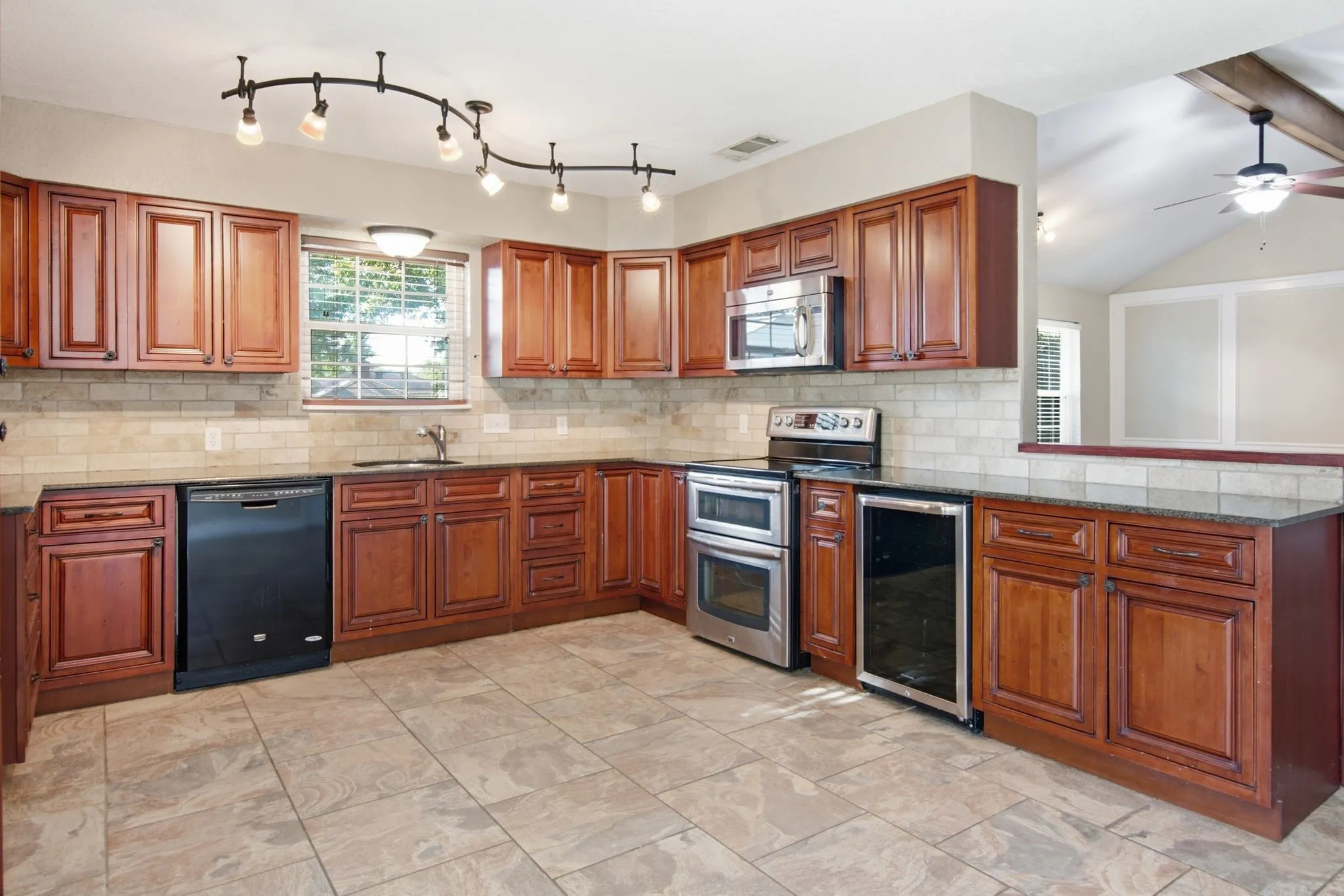 Single Family Residence For Rent in Tarrant County , 2502 Cranberry Lane, Euless, Texas 76039, 3 Bedroom, 2 Bathroom, 2 Garage spaces, 1,620 Sqft, built in 1984, mls#21337978, Real Estate Agent in Euless, Homes For Rent in Tarrant county, Homes For Rent in Euless, Realtor in Euless Texas, Real Estate Brokerage Independent Realty Texas, Luminita Cordes Realtor