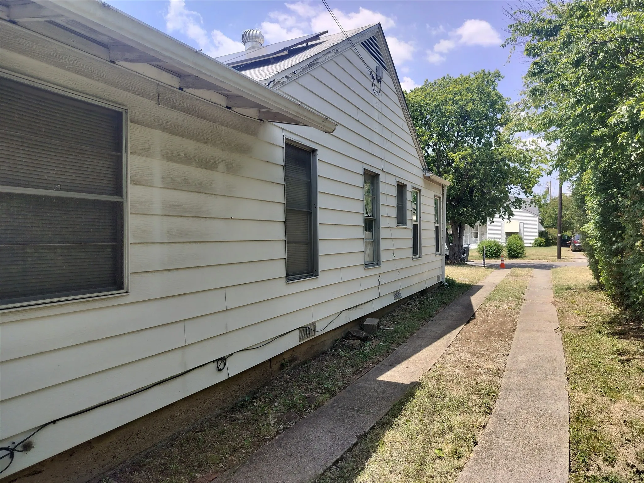 Single Family Residence For Sale in Dallas County , 4726 Cowan Avenue, Dallas, Texas 75209, 3 Bedroom, 1 Bathroom, Garage spaces, 1,186 Sqft, built in 1942, mls#21338186, Real Estate Agent in Dallas, Homes For Sale in Dallas county, Homes For Sale in Dallas, Realtor in Dallas Texas, Real Estate Brokerage Independent Realty Texas, Luminita Cordes Realtor