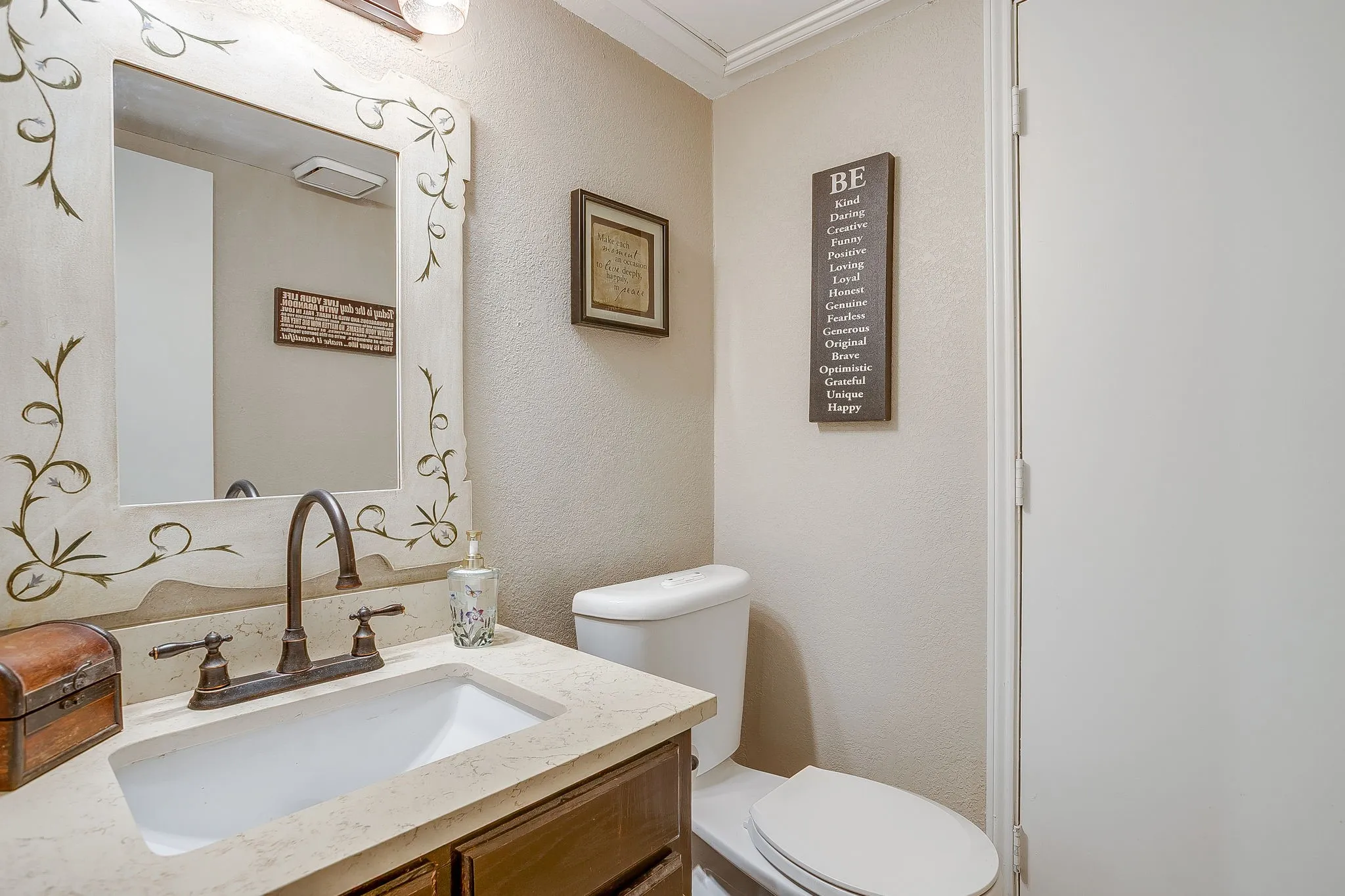 Condominium For Sale in Tarrant County , 1430 Meadowood Village Drive, Fort Worth, Texas 76120, 2 Bedroom, 2 Bathroom, Garage spaces, 912 Sqft, built in 1984, mls#21336338, Real Estate Agent in Fort Worth, Homes For Sale in Tarrant county, Homes For Sale in Fort Worth, Realtor in Fort Worth Texas, Real Estate Brokerage Independent Realty Texas, Luminita Cordes Realtor