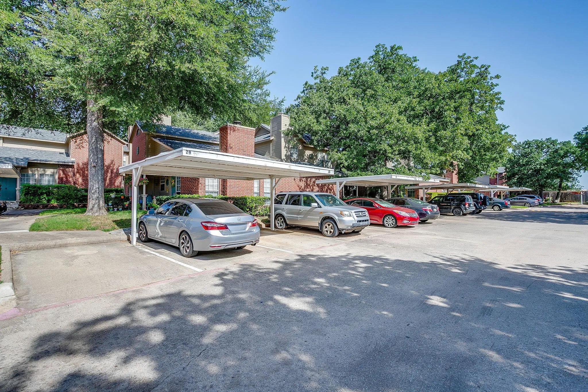 Condominium For Sale in Tarrant County , 1430 Meadowood Village Drive, Fort Worth, Texas 76120, 2 Bedroom, 2 Bathroom, Garage spaces, 912 Sqft, built in 1984, mls#21336338, Real Estate Agent in Fort Worth, Homes For Sale in Tarrant county, Homes For Sale in Fort Worth, Realtor in Fort Worth Texas, Real Estate Brokerage Independent Realty Texas, Luminita Cordes Realtor