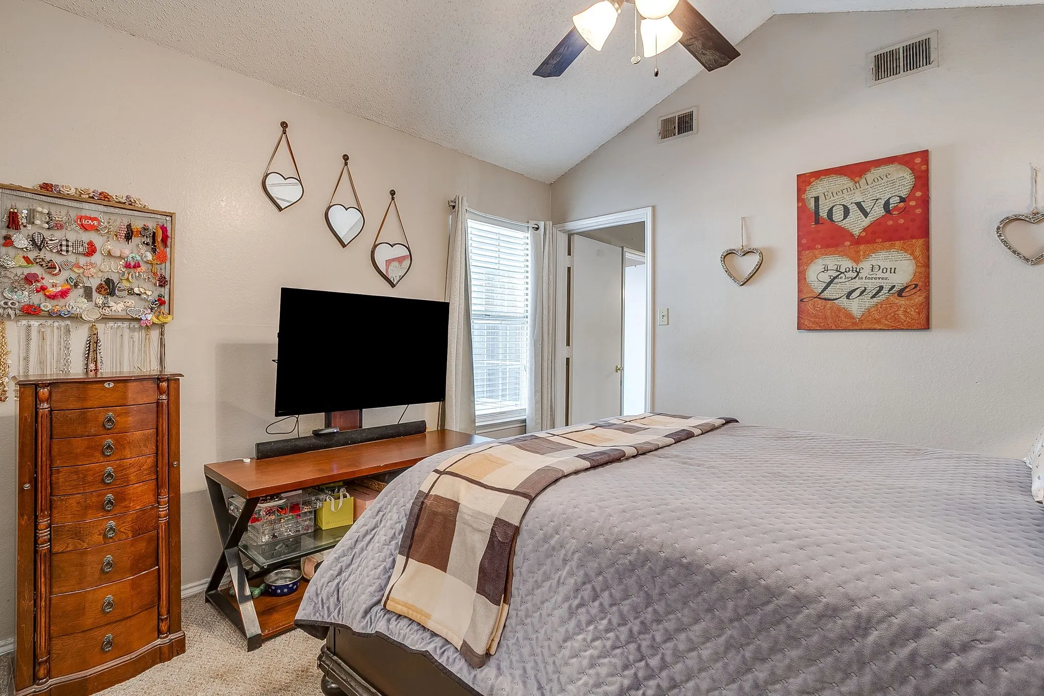 Condominium For Sale in Tarrant County , 1430 Meadowood Village Drive, Fort Worth, Texas 76120, 2 Bedroom, 2 Bathroom, Garage spaces, 912 Sqft, built in 1984, mls#21336338, Real Estate Agent in Fort Worth, Homes For Sale in Tarrant county, Homes For Sale in Fort Worth, Realtor in Fort Worth Texas, Real Estate Brokerage Independent Realty Texas, Luminita Cordes Realtor