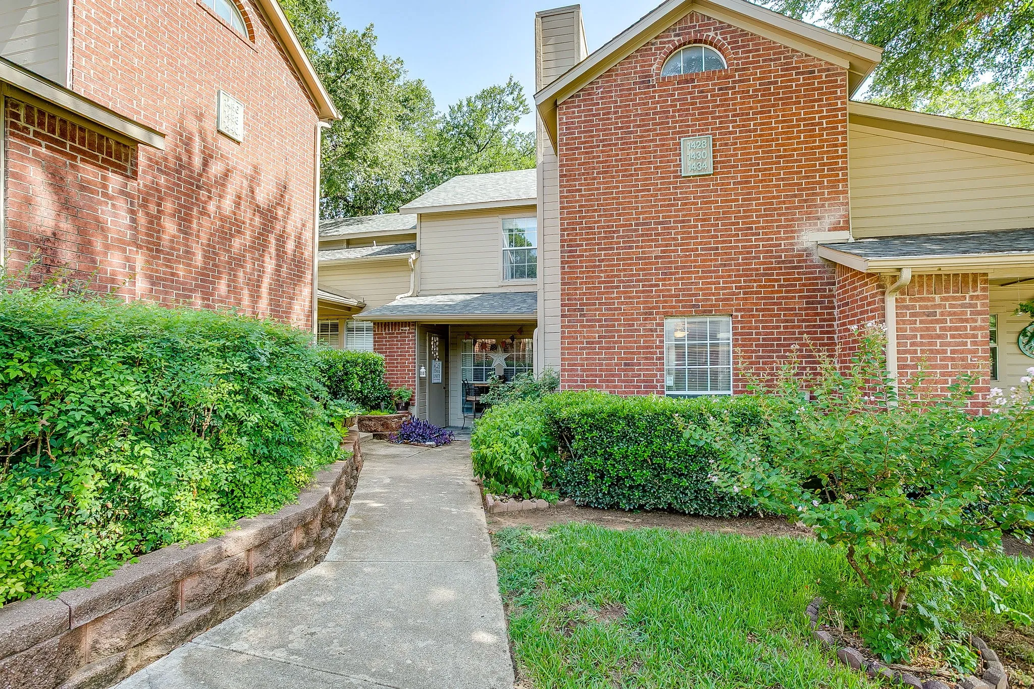 Condominium For Sale in Tarrant County , 1430 Meadowood Village Drive, Fort Worth, Texas 76120, 2 Bedroom, 2 Bathroom, Garage spaces, 912 Sqft, built in 1984, mls#21336338, Real Estate Agent in Fort Worth, Homes For Sale in Tarrant county, Homes For Sale in Fort Worth, Realtor in Fort Worth Texas, Real Estate Brokerage Independent Realty Texas, Luminita Cordes Realtor