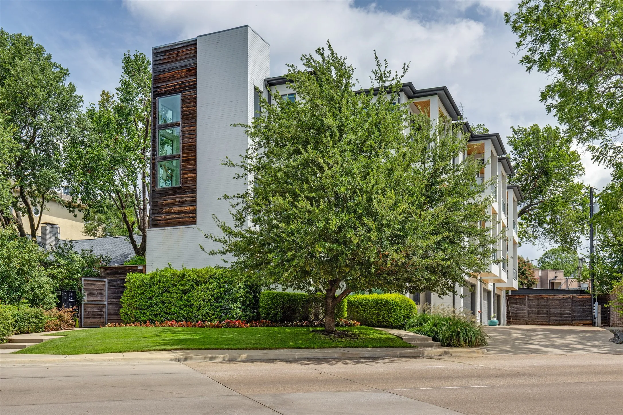 Condominium For Sale in Dallas County , 4120 Gilbert Avenue B, Dallas, Texas 75219, 2 Bedroom, 2 Bathroom, 2 Garage spaces, 1,960 Sqft, built in 2017, mls#21334771, Real Estate Agent in Dallas, Homes For Sale in Dallas county, Homes For Sale in Dallas, Realtor in Dallas Texas, Real Estate Brokerage Independent Realty Texas, Luminita Cordes Realtor