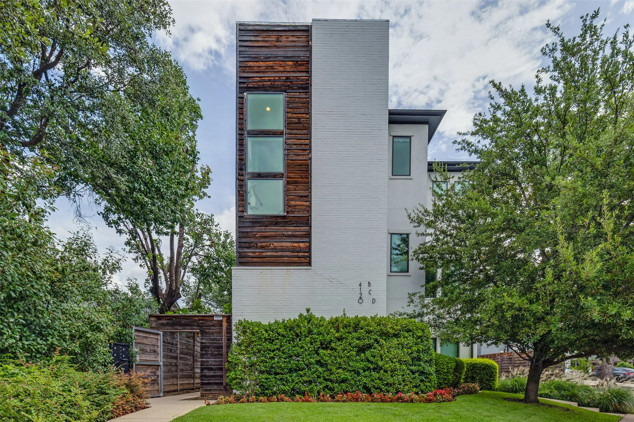 Condominium For Sale in Dallas County , 4120 Gilbert Avenue B, Dallas, Texas 75219, 2 Bedroom, 2 Bathroom, 2 Garage spaces, 1,960 Sqft, built in 2017, mls#21334771, Real Estate Agent in Dallas, Homes For Sale in Dallas county, Homes For Sale in Dallas, Realtor in Dallas Texas, Real Estate Brokerage Independent Realty Texas, Luminita Cordes Realtor