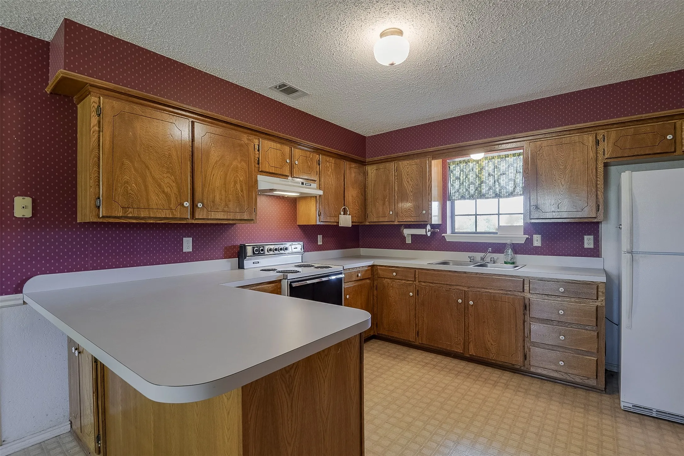 Single Family Residence For Sale in Ellis County , 301 Vinyard Drive, Waxahachie, Texas 75167, 3 Bedroom, 1 Bathroom, 2 Garage spaces, 1,170 Sqft, built in 1986, mls#21338132, Real Estate Agent in Waxahachie, Homes For Sale in Ellis county, Homes For Sale in Waxahachie, Realtor in Waxahachie Texas, Real Estate Brokerage Independent Realty Texas, Luminita Cordes Realtor
