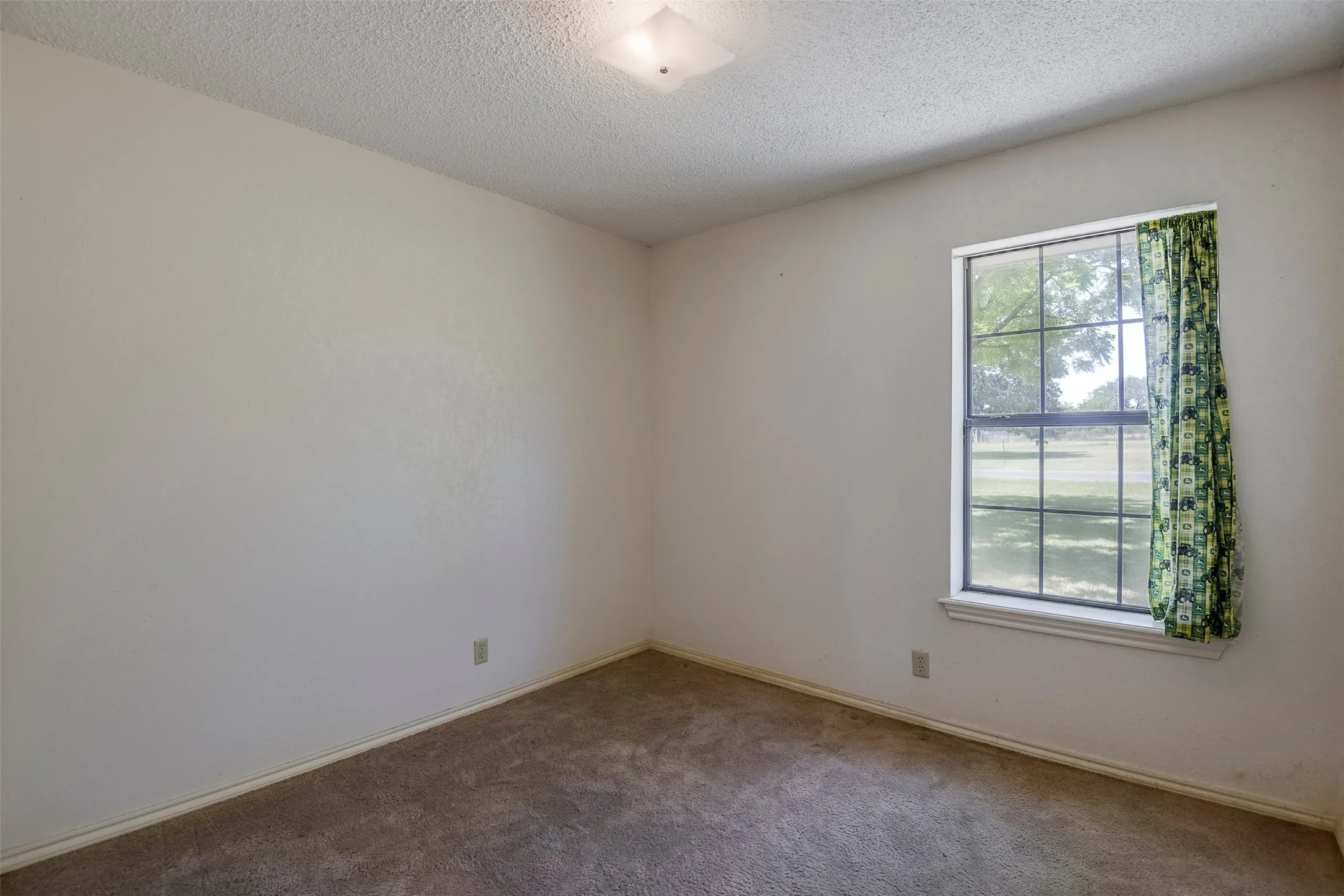 Single Family Residence For Sale in Ellis County , 301 Vinyard Drive, Waxahachie, Texas 75167, 3 Bedroom, 1 Bathroom, 2 Garage spaces, 1,170 Sqft, built in 1986, mls#21338132, Real Estate Agent in Waxahachie, Homes For Sale in Ellis county, Homes For Sale in Waxahachie, Realtor in Waxahachie Texas, Real Estate Brokerage Independent Realty Texas, Luminita Cordes Realtor