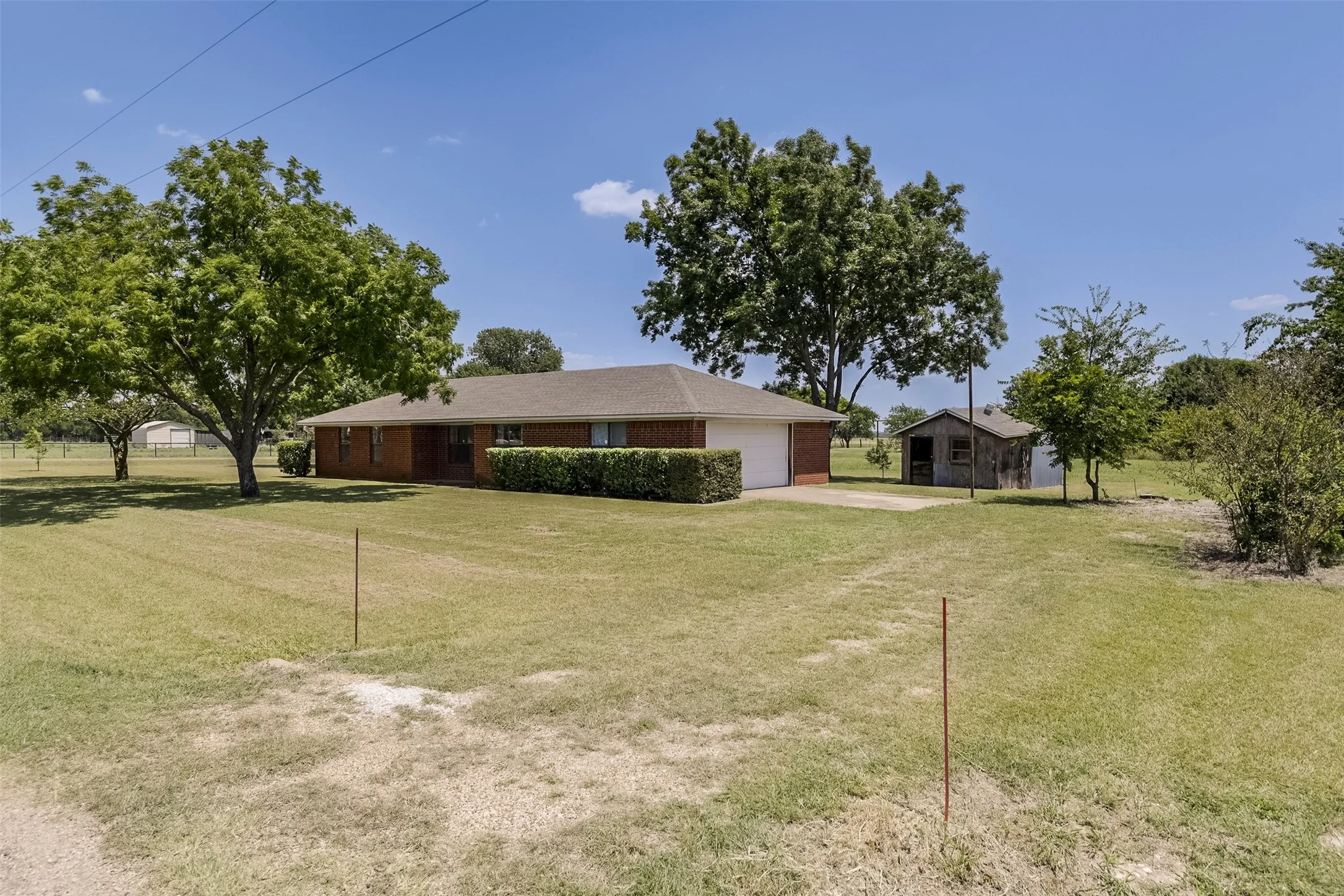 Single Family Residence For Sale in Ellis County , 301 Vinyard Drive, Waxahachie, Texas 75167, 3 Bedroom, 1 Bathroom, 2 Garage spaces, 1,170 Sqft, built in 1986, mls#21338132, Real Estate Agent in Waxahachie, Homes For Sale in Ellis county, Homes For Sale in Waxahachie, Realtor in Waxahachie Texas, Real Estate Brokerage Independent Realty Texas, Luminita Cordes Realtor