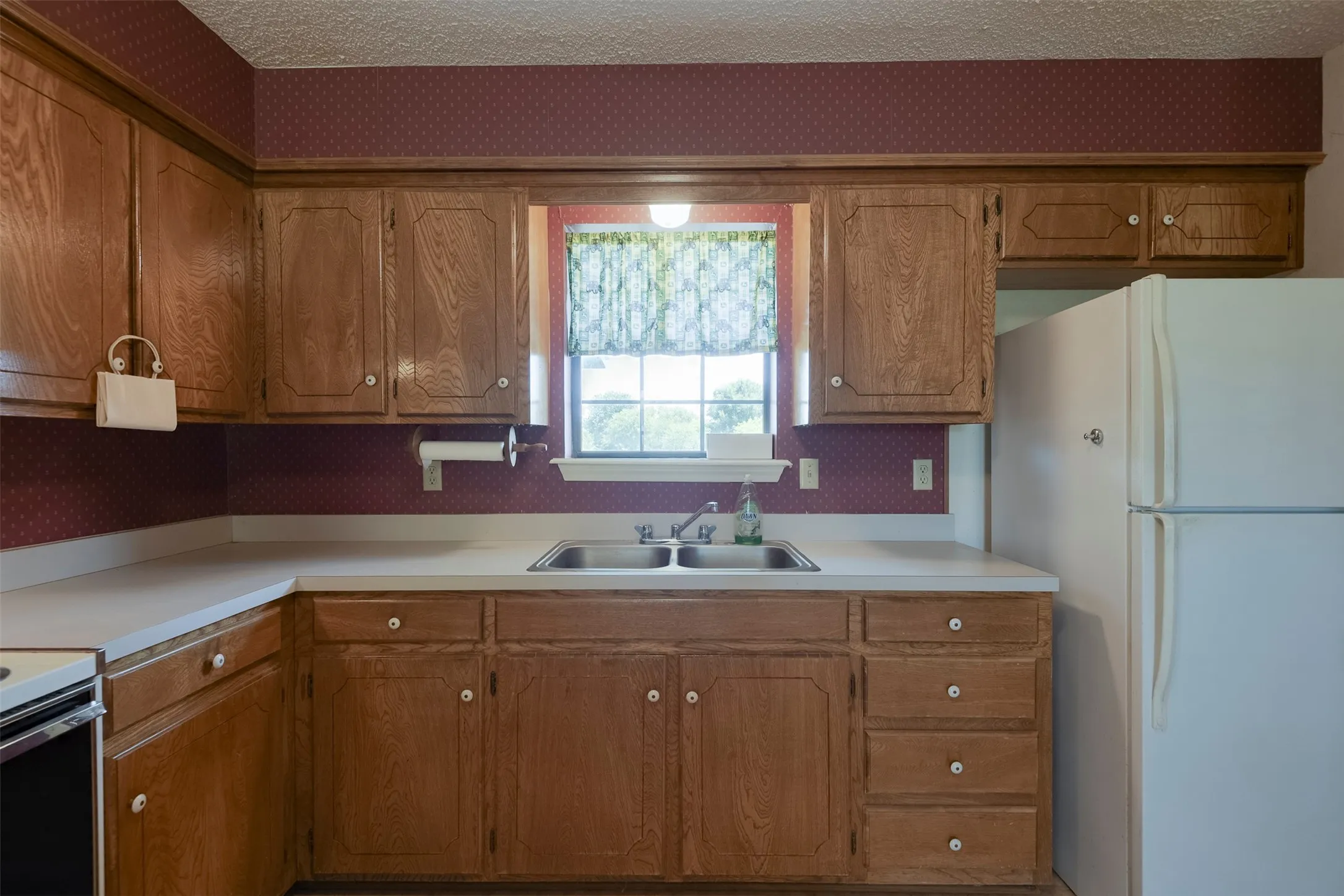Single Family Residence For Sale in Ellis County , 301 Vinyard Drive, Waxahachie, Texas 75167, 3 Bedroom, 1 Bathroom, 2 Garage spaces, 1,170 Sqft, built in 1986, mls#21338132, Real Estate Agent in Waxahachie, Homes For Sale in Ellis county, Homes For Sale in Waxahachie, Realtor in Waxahachie Texas, Real Estate Brokerage Independent Realty Texas, Luminita Cordes Realtor