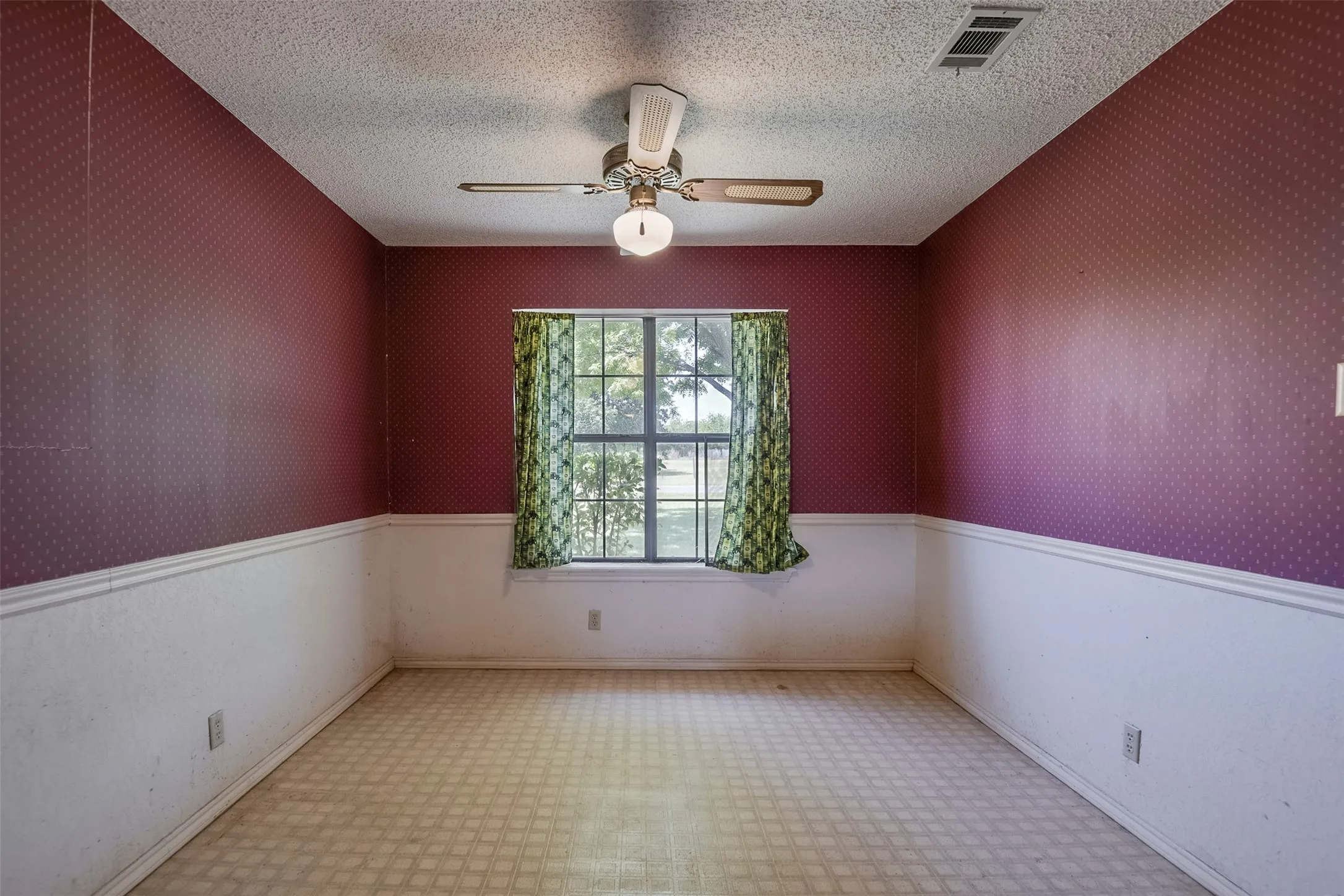 Single Family Residence For Sale in Ellis County , 301 Vinyard Drive, Waxahachie, Texas 75167, 3 Bedroom, 1 Bathroom, 2 Garage spaces, 1,170 Sqft, built in 1986, mls#21338132, Real Estate Agent in Waxahachie, Homes For Sale in Ellis county, Homes For Sale in Waxahachie, Realtor in Waxahachie Texas, Real Estate Brokerage Independent Realty Texas, Luminita Cordes Realtor