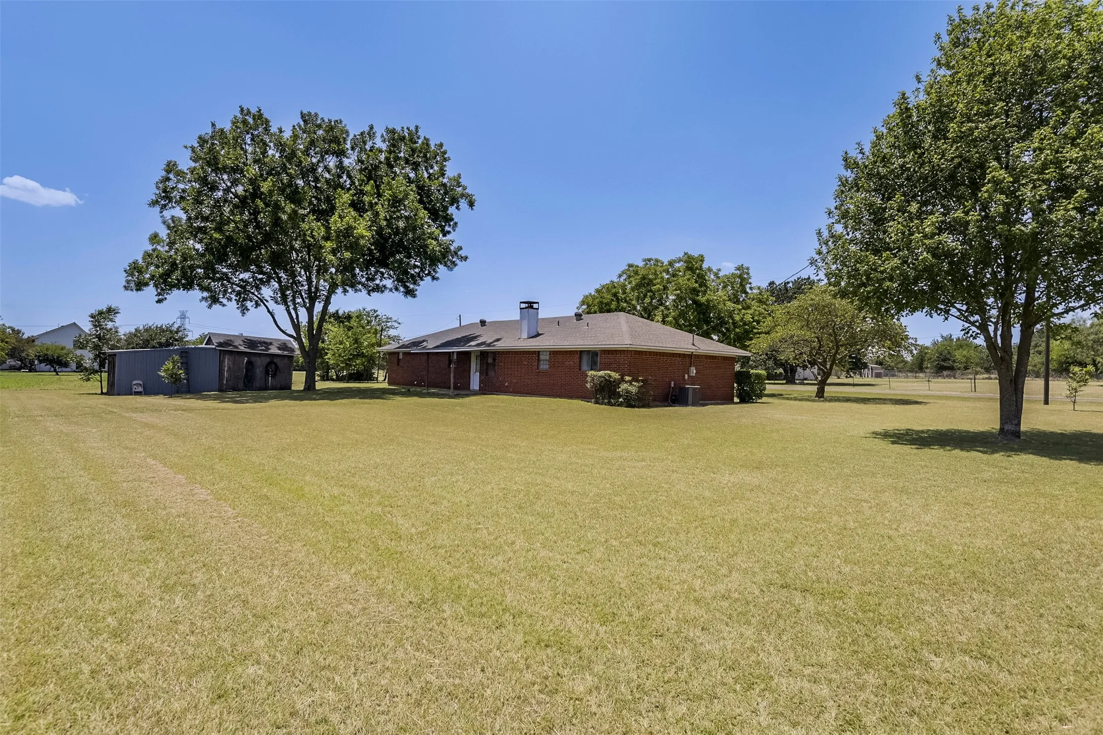 Single Family Residence For Sale in Ellis County , 301 Vinyard Drive, Waxahachie, Texas 75167, 3 Bedroom, 1 Bathroom, 2 Garage spaces, 1,170 Sqft, built in 1986, mls#21338132, Real Estate Agent in Waxahachie, Homes For Sale in Ellis county, Homes For Sale in Waxahachie, Realtor in Waxahachie Texas, Real Estate Brokerage Independent Realty Texas, Luminita Cordes Realtor