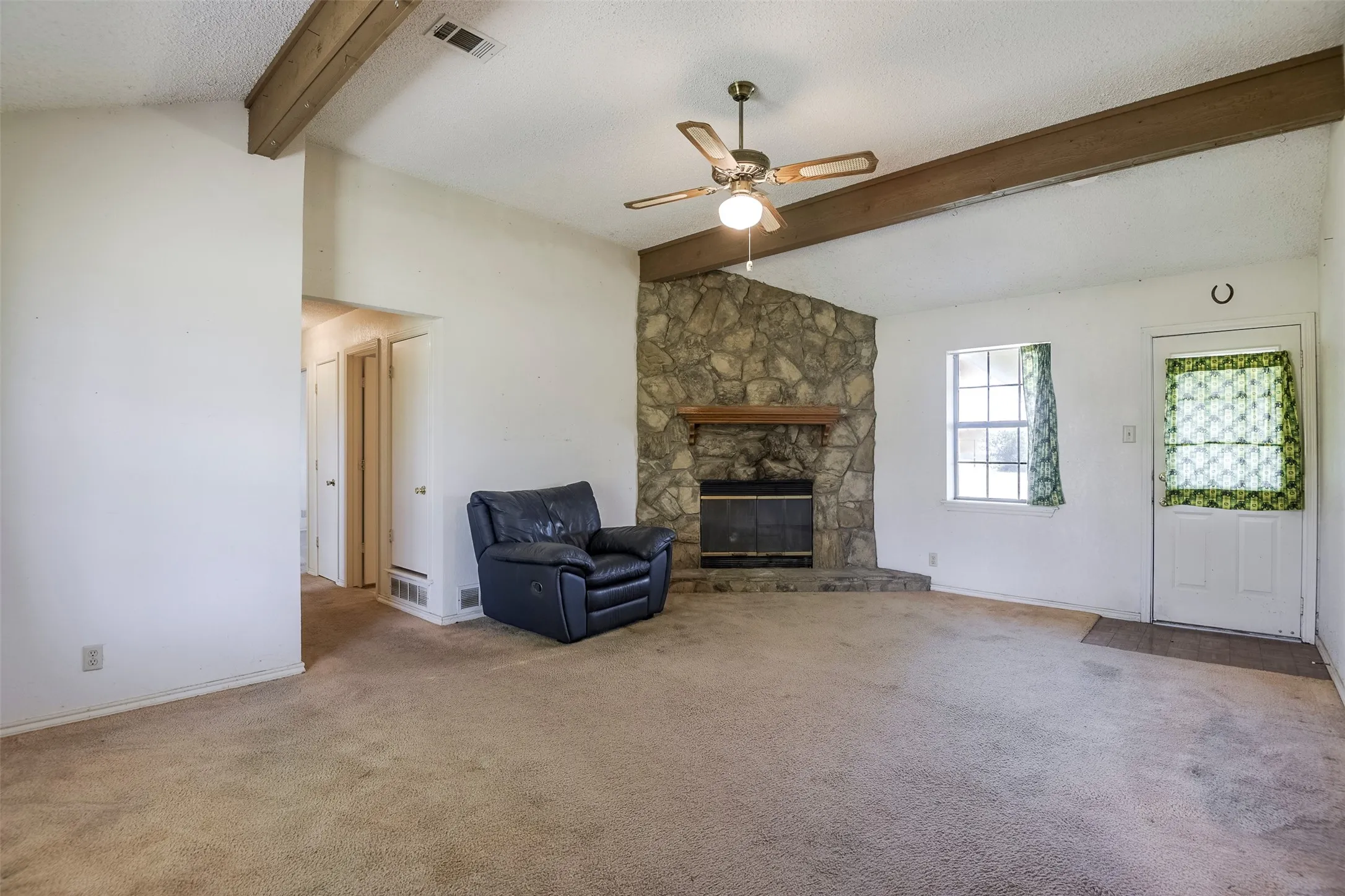 Single Family Residence For Sale in Ellis County , 301 Vinyard Drive, Waxahachie, Texas 75167, 3 Bedroom, 1 Bathroom, 2 Garage spaces, 1,170 Sqft, built in 1986, mls#21338132, Real Estate Agent in Waxahachie, Homes For Sale in Ellis county, Homes For Sale in Waxahachie, Realtor in Waxahachie Texas, Real Estate Brokerage Independent Realty Texas, Luminita Cordes Realtor