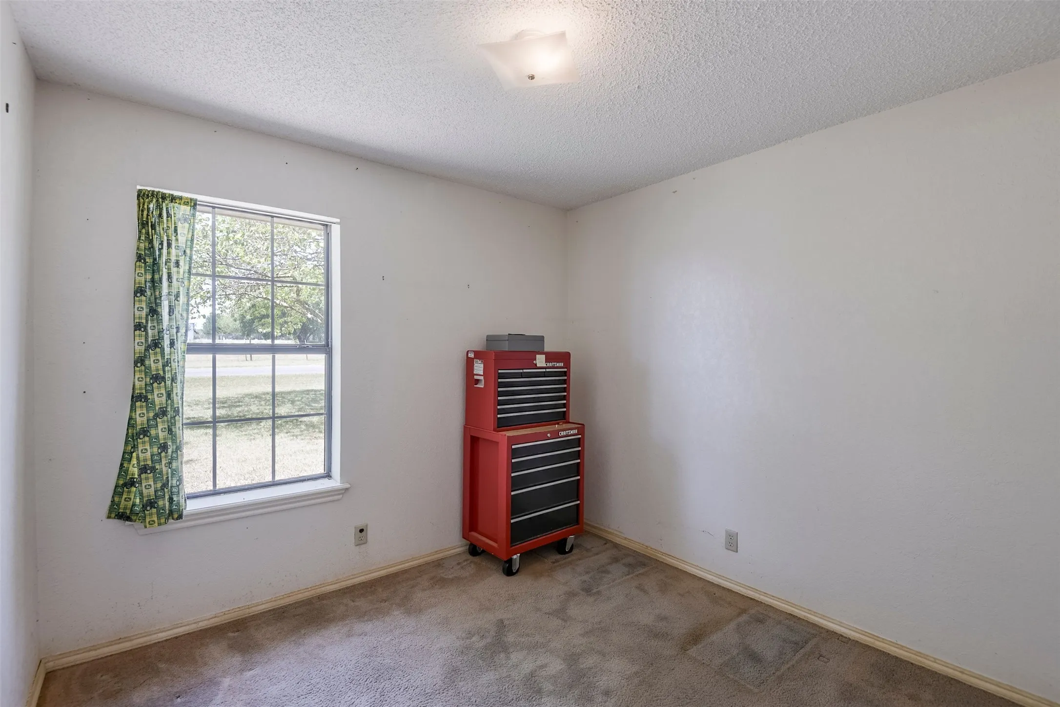 Single Family Residence For Sale in Ellis County , 301 Vinyard Drive, Waxahachie, Texas 75167, 3 Bedroom, 1 Bathroom, 2 Garage spaces, 1,170 Sqft, built in 1986, mls#21338132, Real Estate Agent in Waxahachie, Homes For Sale in Ellis county, Homes For Sale in Waxahachie, Realtor in Waxahachie Texas, Real Estate Brokerage Independent Realty Texas, Luminita Cordes Realtor
