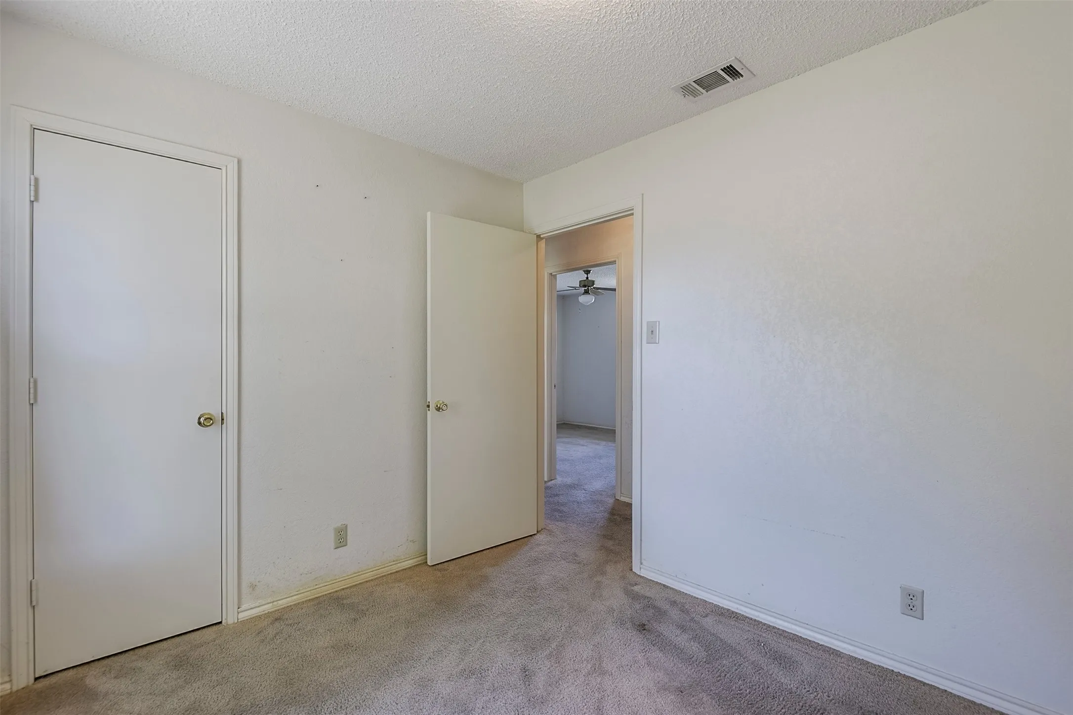Single Family Residence For Sale in Ellis County , 301 Vinyard Drive, Waxahachie, Texas 75167, 3 Bedroom, 1 Bathroom, 2 Garage spaces, 1,170 Sqft, built in 1986, mls#21338132, Real Estate Agent in Waxahachie, Homes For Sale in Ellis county, Homes For Sale in Waxahachie, Realtor in Waxahachie Texas, Real Estate Brokerage Independent Realty Texas, Luminita Cordes Realtor