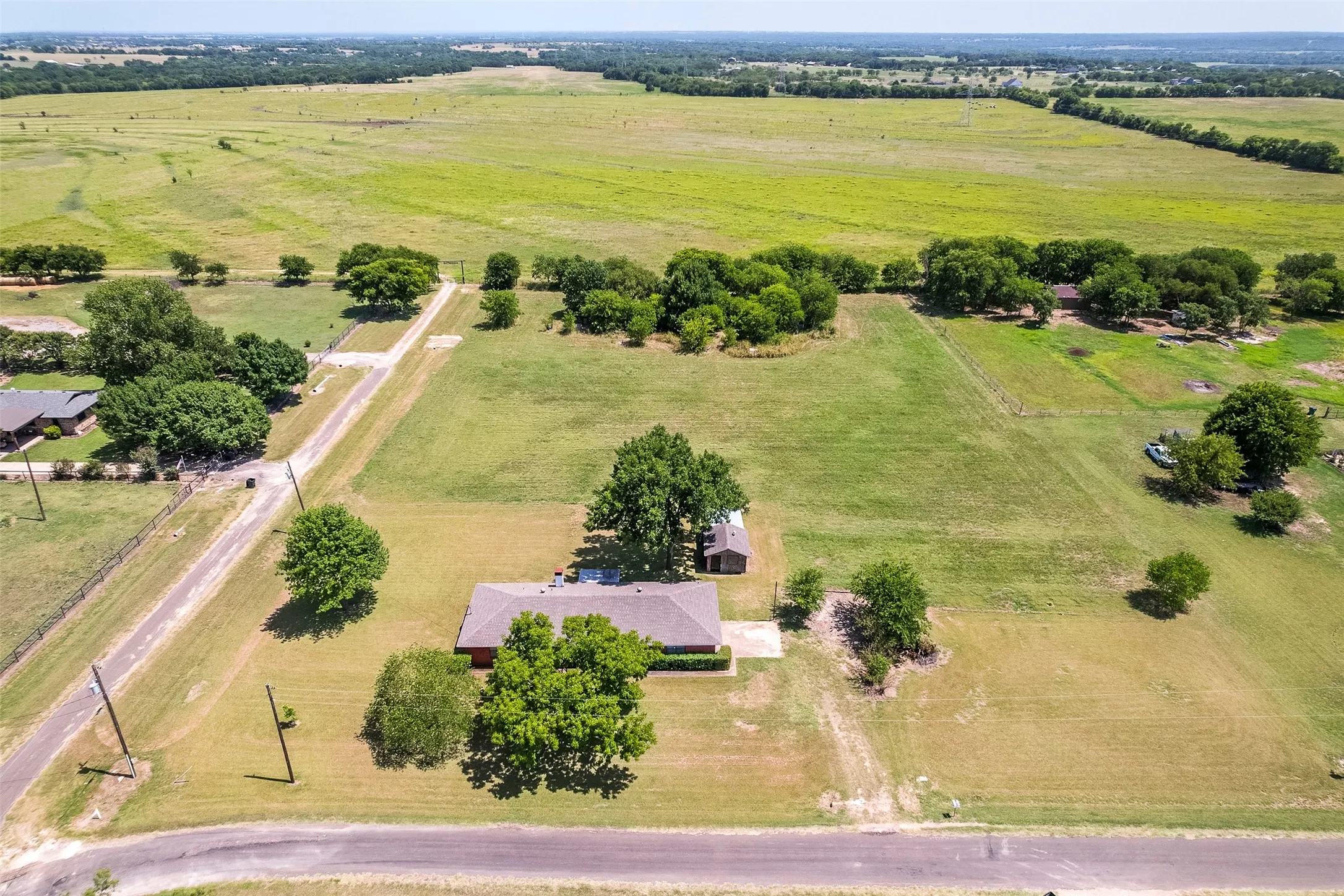 Single Family Residence For Sale in Ellis County , 301 Vinyard Drive, Waxahachie, Texas 75167, 3 Bedroom, 1 Bathroom, 2 Garage spaces, 1,170 Sqft, built in 1986, mls#21338132, Real Estate Agent in Waxahachie, Homes For Sale in Ellis county, Homes For Sale in Waxahachie, Realtor in Waxahachie Texas, Real Estate Brokerage Independent Realty Texas, Luminita Cordes Realtor