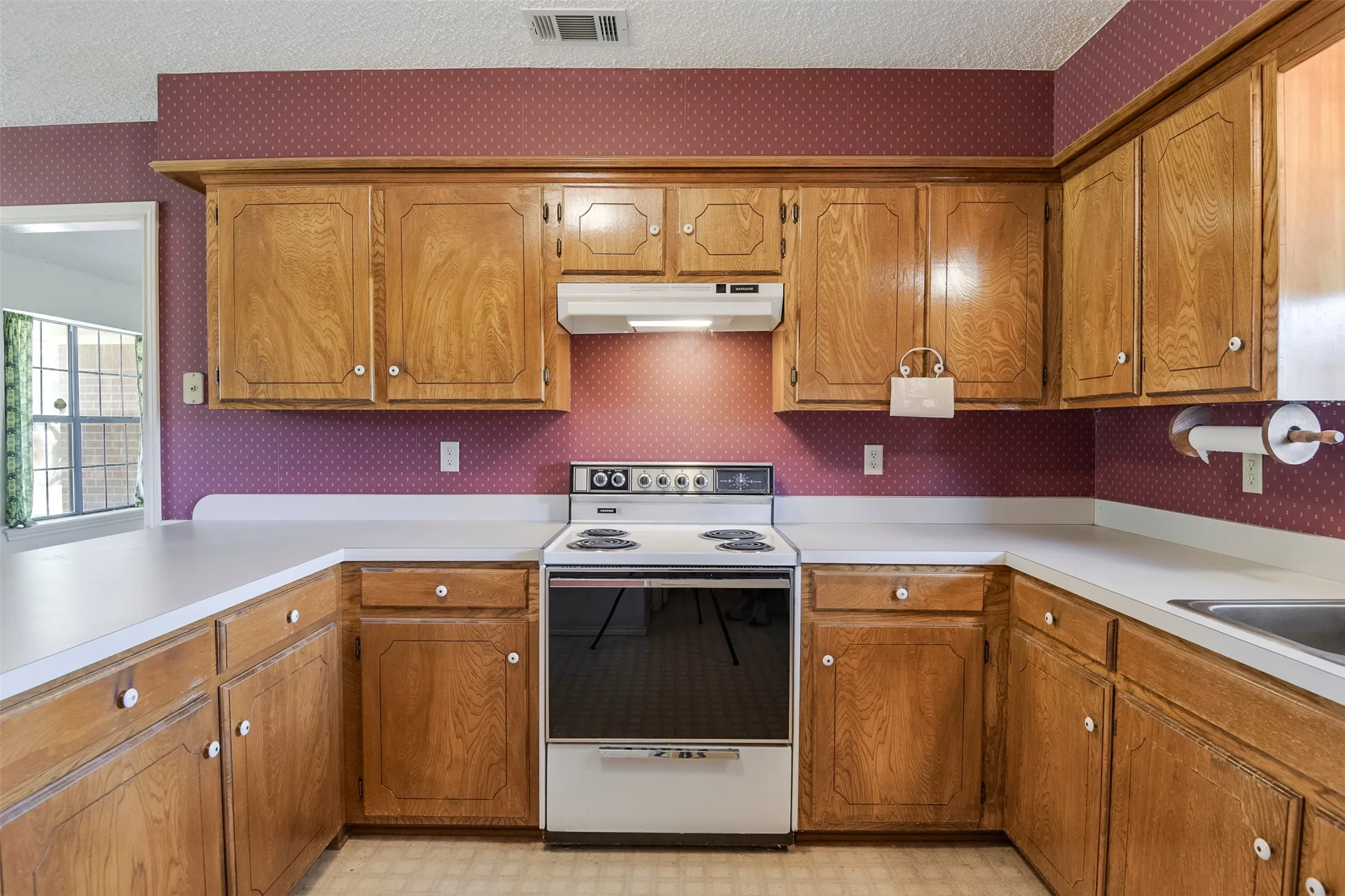 Single Family Residence For Sale in Ellis County , 301 Vinyard Drive, Waxahachie, Texas 75167, 3 Bedroom, 1 Bathroom, 2 Garage spaces, 1,170 Sqft, built in 1986, mls#21338132, Real Estate Agent in Waxahachie, Homes For Sale in Ellis county, Homes For Sale in Waxahachie, Realtor in Waxahachie Texas, Real Estate Brokerage Independent Realty Texas, Luminita Cordes Realtor