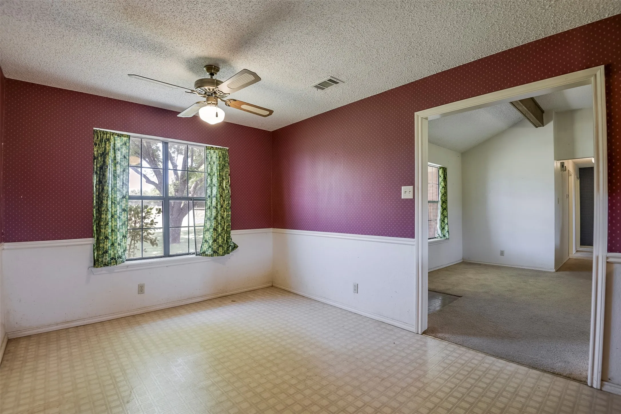 Single Family Residence For Sale in Ellis County , 301 Vinyard Drive, Waxahachie, Texas 75167, 3 Bedroom, 1 Bathroom, 2 Garage spaces, 1,170 Sqft, built in 1986, mls#21338132, Real Estate Agent in Waxahachie, Homes For Sale in Ellis county, Homes For Sale in Waxahachie, Realtor in Waxahachie Texas, Real Estate Brokerage Independent Realty Texas, Luminita Cordes Realtor