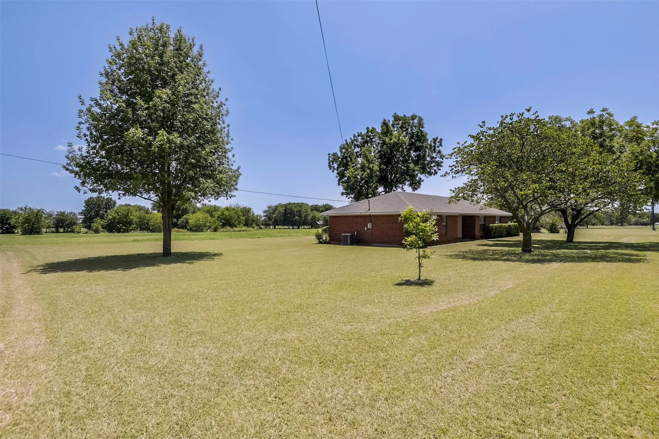 Single Family Residence For Sale in Ellis County , 301 Vinyard Drive, Waxahachie, Texas 75167, 3 Bedroom, 1 Bathroom, 2 Garage spaces, 1,170 Sqft, built in 1986, mls#21338132, Real Estate Agent in Waxahachie, Homes For Sale in Ellis county, Homes For Sale in Waxahachie, Realtor in Waxahachie Texas, Real Estate Brokerage Independent Realty Texas, Luminita Cordes Realtor