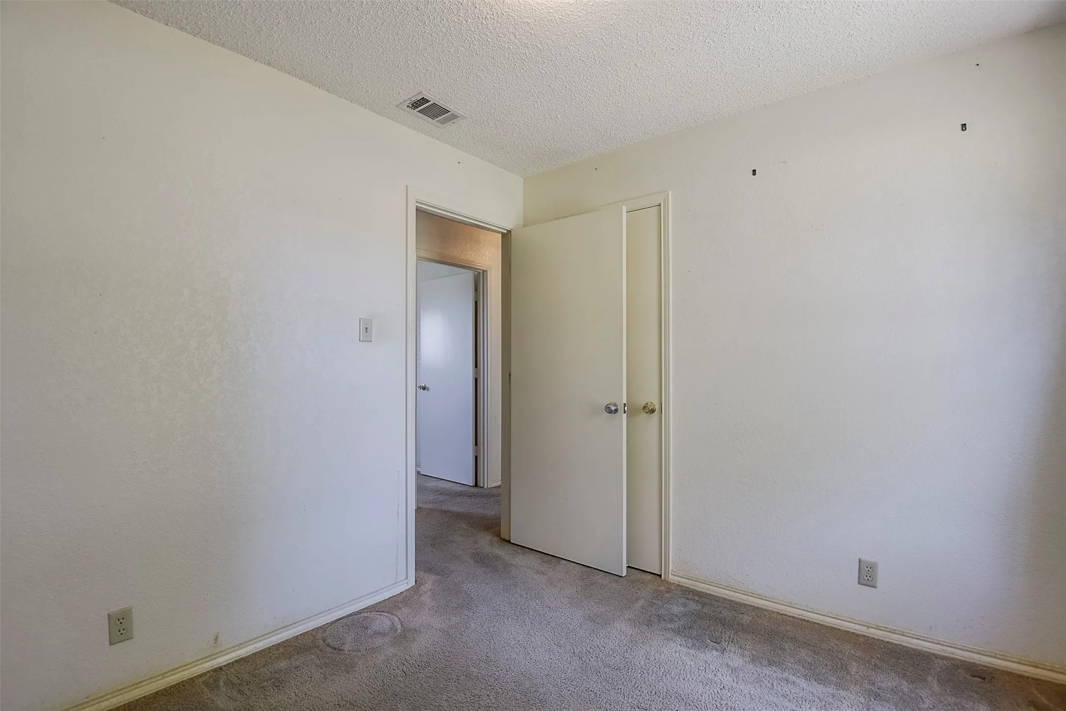 Single Family Residence For Sale in Ellis County , 301 Vinyard Drive, Waxahachie, Texas 75167, 3 Bedroom, 1 Bathroom, 2 Garage spaces, 1,170 Sqft, built in 1986, mls#21338132, Real Estate Agent in Waxahachie, Homes For Sale in Ellis county, Homes For Sale in Waxahachie, Realtor in Waxahachie Texas, Real Estate Brokerage Independent Realty Texas, Luminita Cordes Realtor