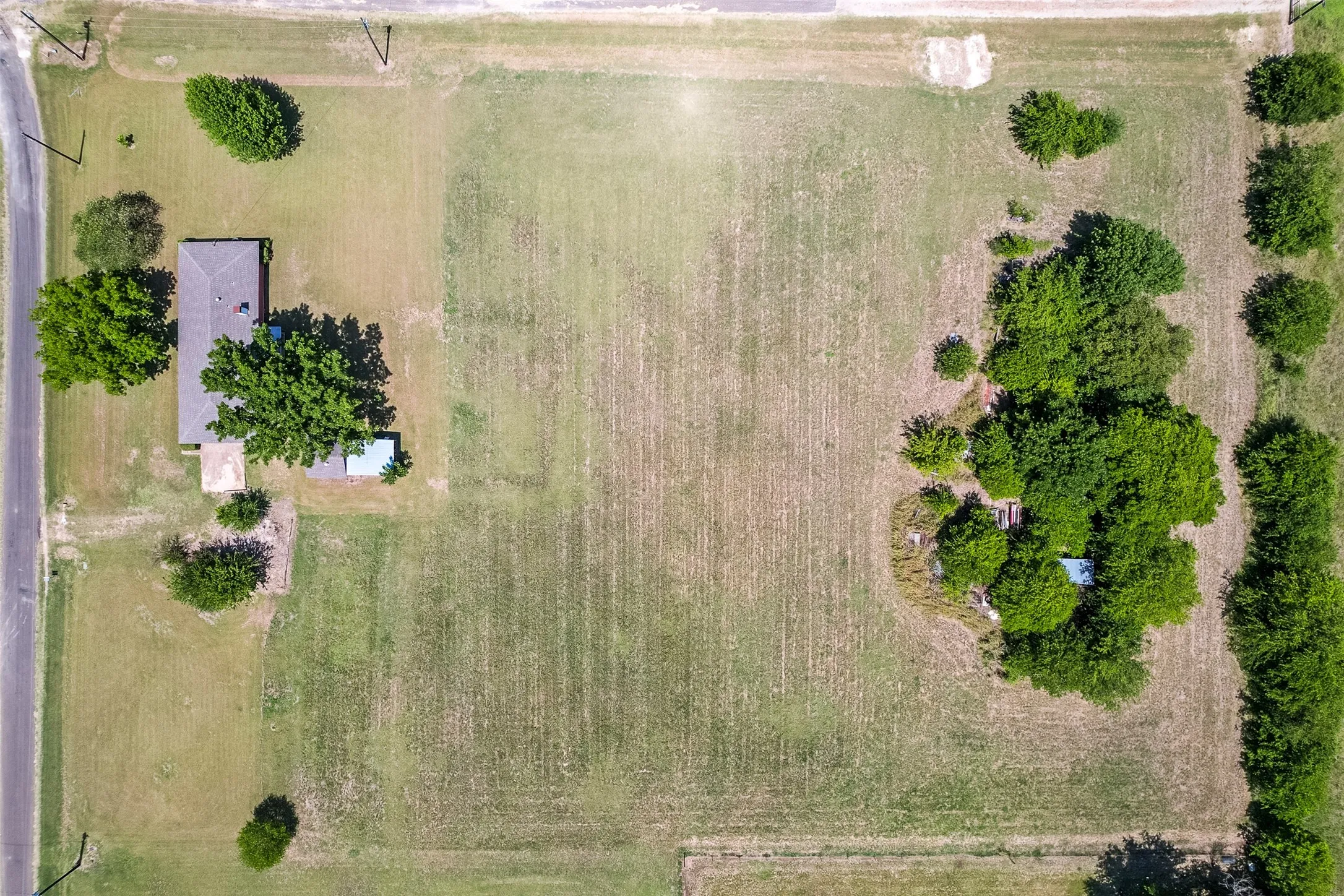 Single Family Residence For Sale in Ellis County , 301 Vinyard Drive, Waxahachie, Texas 75167, 3 Bedroom, 1 Bathroom, 2 Garage spaces, 1,170 Sqft, built in 1986, mls#21338132, Real Estate Agent in Waxahachie, Homes For Sale in Ellis county, Homes For Sale in Waxahachie, Realtor in Waxahachie Texas, Real Estate Brokerage Independent Realty Texas, Luminita Cordes Realtor