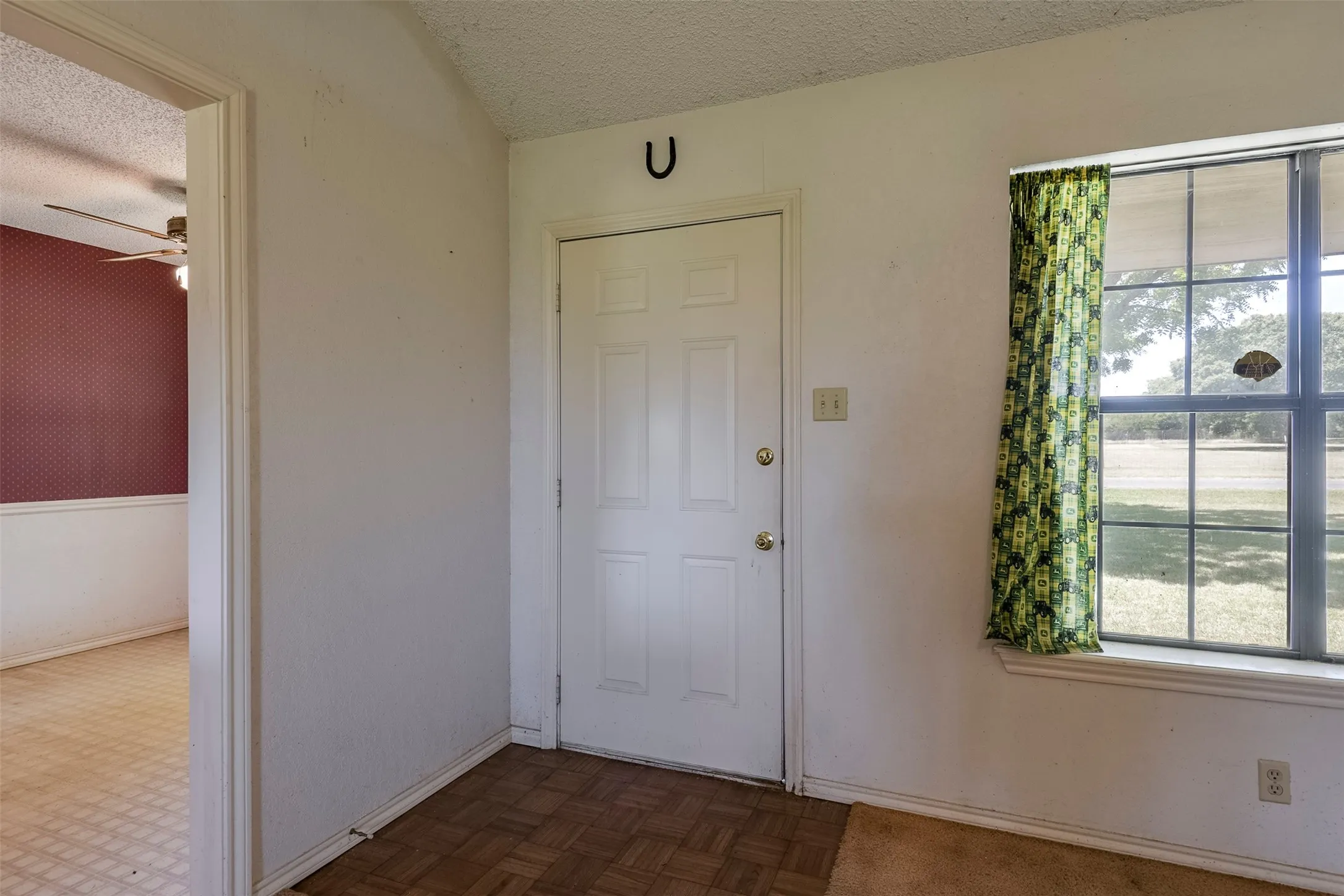 Single Family Residence For Sale in Ellis County , 301 Vinyard Drive, Waxahachie, Texas 75167, 3 Bedroom, 1 Bathroom, 2 Garage spaces, 1,170 Sqft, built in 1986, mls#21338132, Real Estate Agent in Waxahachie, Homes For Sale in Ellis county, Homes For Sale in Waxahachie, Realtor in Waxahachie Texas, Real Estate Brokerage Independent Realty Texas, Luminita Cordes Realtor