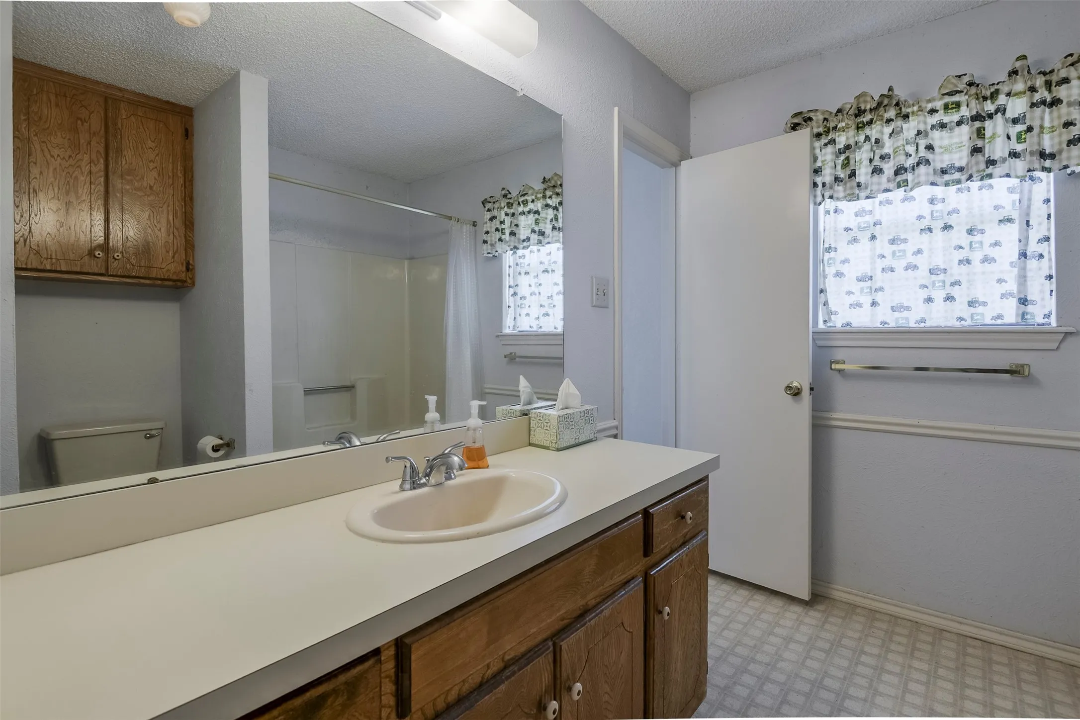 Single Family Residence For Sale in Ellis County , 301 Vinyard Drive, Waxahachie, Texas 75167, 3 Bedroom, 1 Bathroom, 2 Garage spaces, 1,170 Sqft, built in 1986, mls#21338132, Real Estate Agent in Waxahachie, Homes For Sale in Ellis county, Homes For Sale in Waxahachie, Realtor in Waxahachie Texas, Real Estate Brokerage Independent Realty Texas, Luminita Cordes Realtor