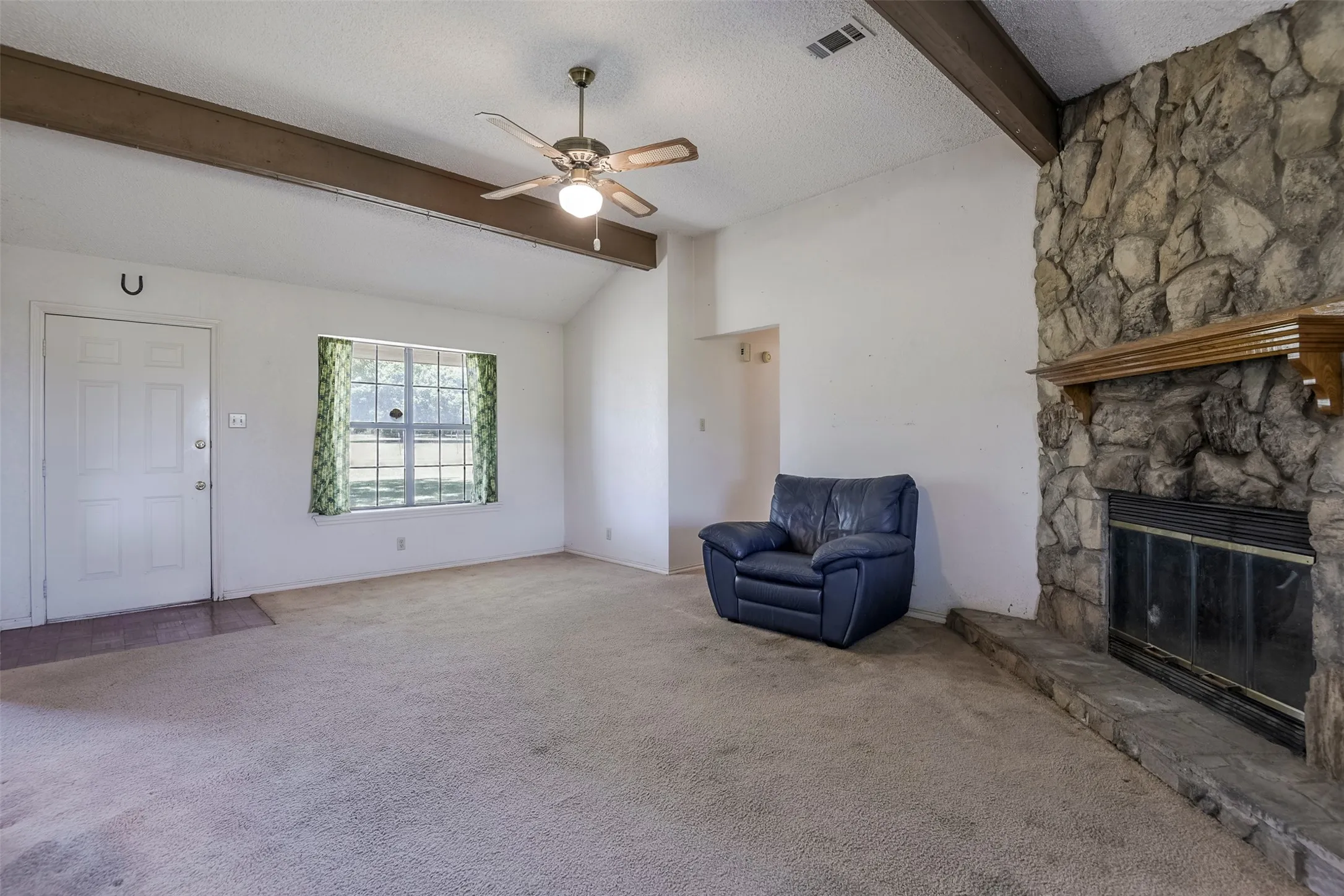 Single Family Residence For Sale in Ellis County , 301 Vinyard Drive, Waxahachie, Texas 75167, 3 Bedroom, 1 Bathroom, 2 Garage spaces, 1,170 Sqft, built in 1986, mls#21338132, Real Estate Agent in Waxahachie, Homes For Sale in Ellis county, Homes For Sale in Waxahachie, Realtor in Waxahachie Texas, Real Estate Brokerage Independent Realty Texas, Luminita Cordes Realtor