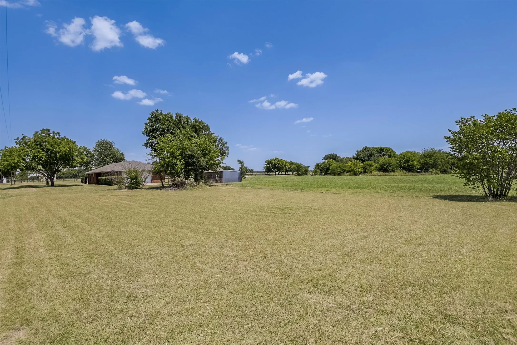 Single Family Residence For Sale in Ellis County , 301 Vinyard Drive, Waxahachie, Texas 75167, 3 Bedroom, 1 Bathroom, 2 Garage spaces, 1,170 Sqft, built in 1986, mls#21338132, Real Estate Agent in Waxahachie, Homes For Sale in Ellis county, Homes For Sale in Waxahachie, Realtor in Waxahachie Texas, Real Estate Brokerage Independent Realty Texas, Luminita Cordes Realtor