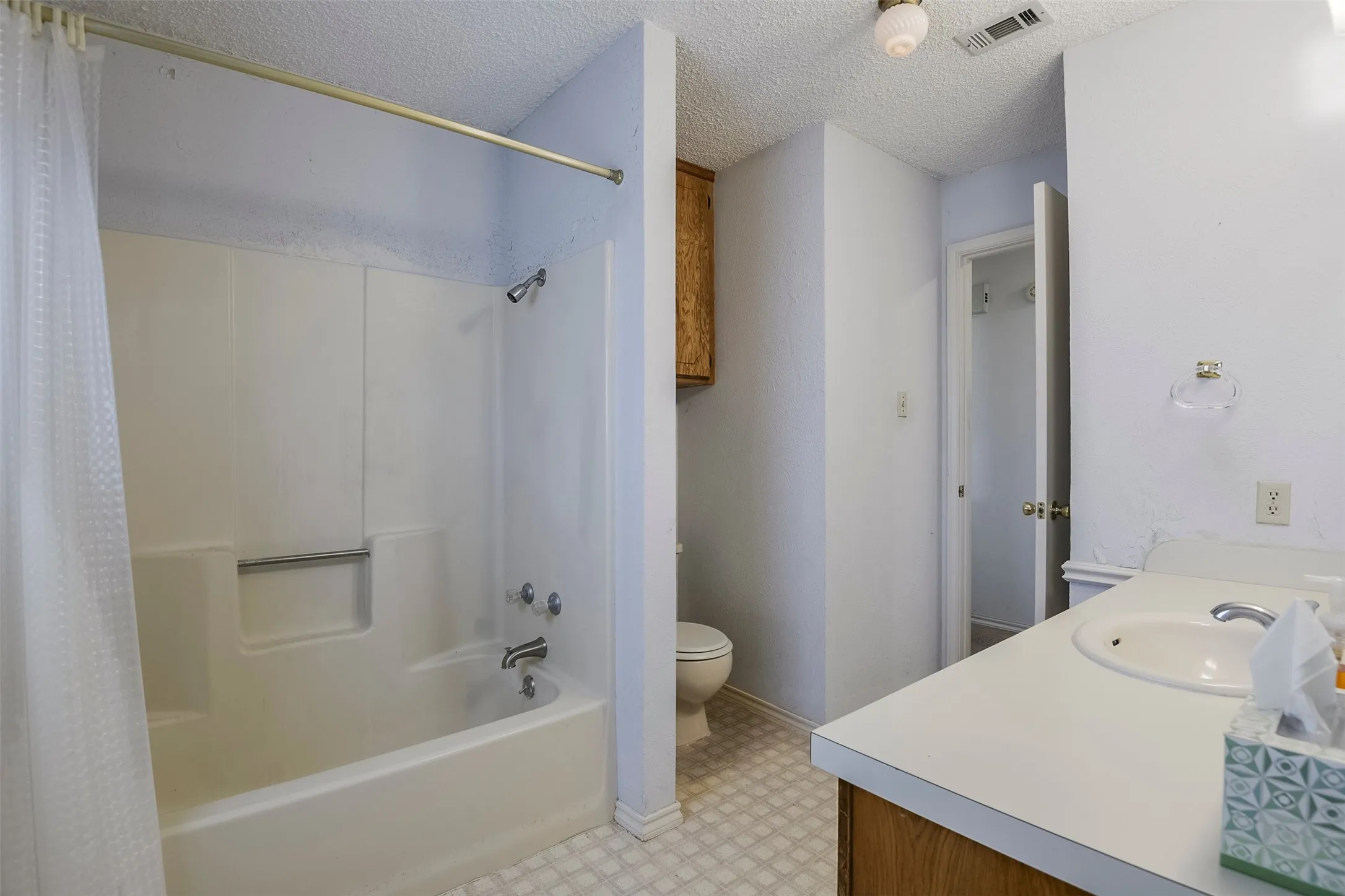 Single Family Residence For Sale in Ellis County , 301 Vinyard Drive, Waxahachie, Texas 75167, 3 Bedroom, 1 Bathroom, 2 Garage spaces, 1,170 Sqft, built in 1986, mls#21338132, Real Estate Agent in Waxahachie, Homes For Sale in Ellis county, Homes For Sale in Waxahachie, Realtor in Waxahachie Texas, Real Estate Brokerage Independent Realty Texas, Luminita Cordes Realtor