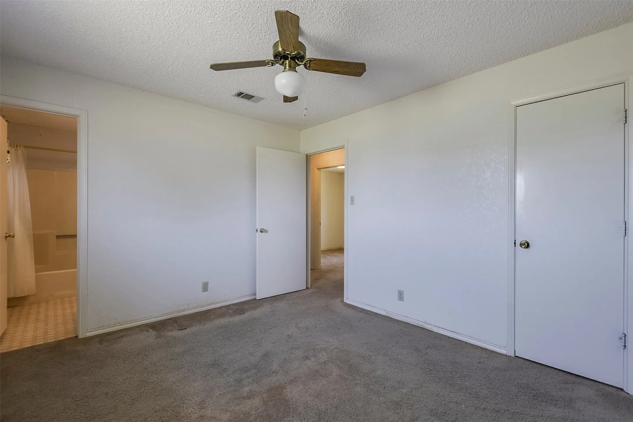 Single Family Residence For Sale in Ellis County , 301 Vinyard Drive, Waxahachie, Texas 75167, 3 Bedroom, 1 Bathroom, 2 Garage spaces, 1,170 Sqft, built in 1986, mls#21338132, Real Estate Agent in Waxahachie, Homes For Sale in Ellis county, Homes For Sale in Waxahachie, Realtor in Waxahachie Texas, Real Estate Brokerage Independent Realty Texas, Luminita Cordes Realtor