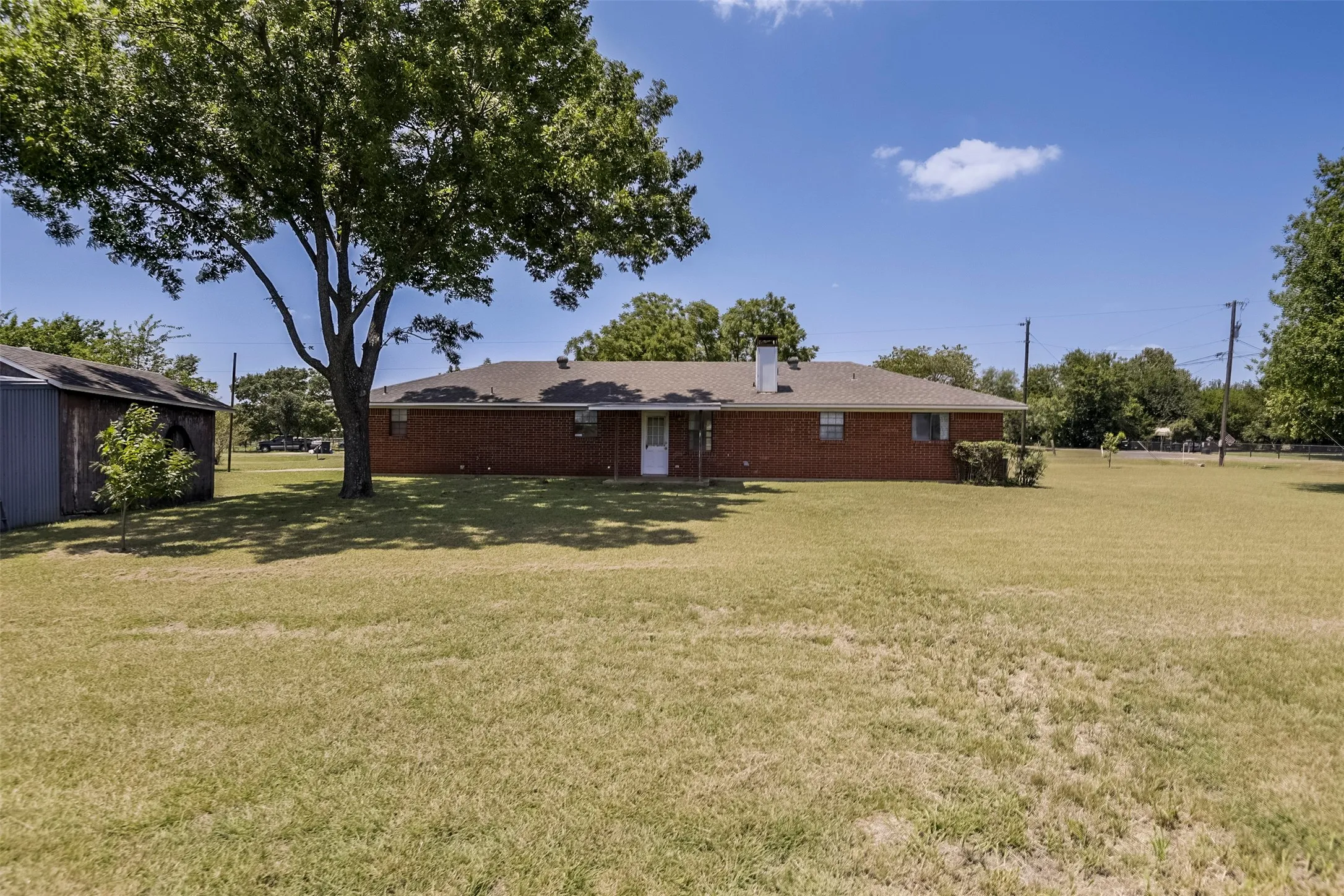 Single Family Residence For Sale in Ellis County , 301 Vinyard Drive, Waxahachie, Texas 75167, 3 Bedroom, 1 Bathroom, 2 Garage spaces, 1,170 Sqft, built in 1986, mls#21338132, Real Estate Agent in Waxahachie, Homes For Sale in Ellis county, Homes For Sale in Waxahachie, Realtor in Waxahachie Texas, Real Estate Brokerage Independent Realty Texas, Luminita Cordes Realtor