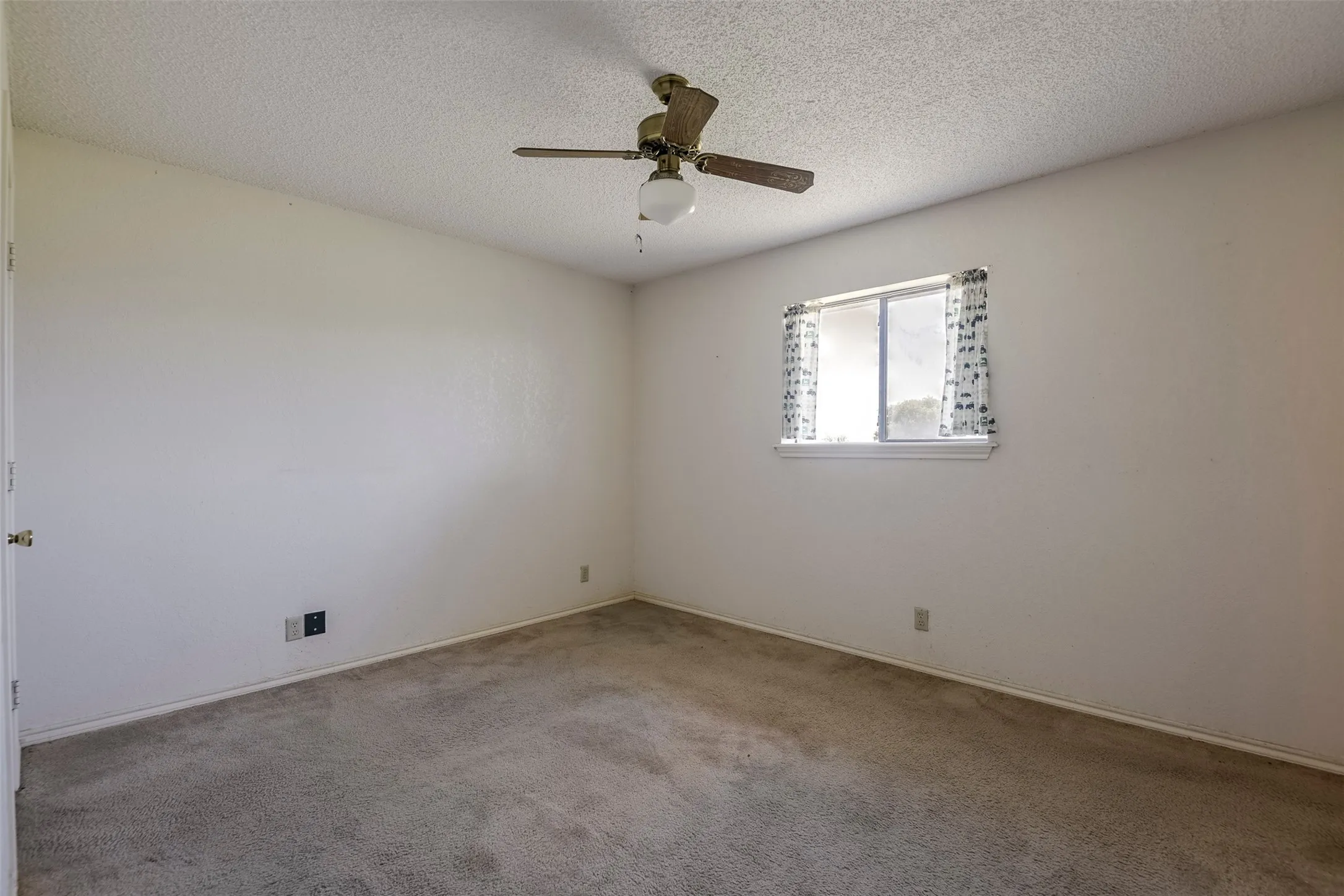 Single Family Residence For Sale in Ellis County , 301 Vinyard Drive, Waxahachie, Texas 75167, 3 Bedroom, 1 Bathroom, 2 Garage spaces, 1,170 Sqft, built in 1986, mls#21338132, Real Estate Agent in Waxahachie, Homes For Sale in Ellis county, Homes For Sale in Waxahachie, Realtor in Waxahachie Texas, Real Estate Brokerage Independent Realty Texas, Luminita Cordes Realtor