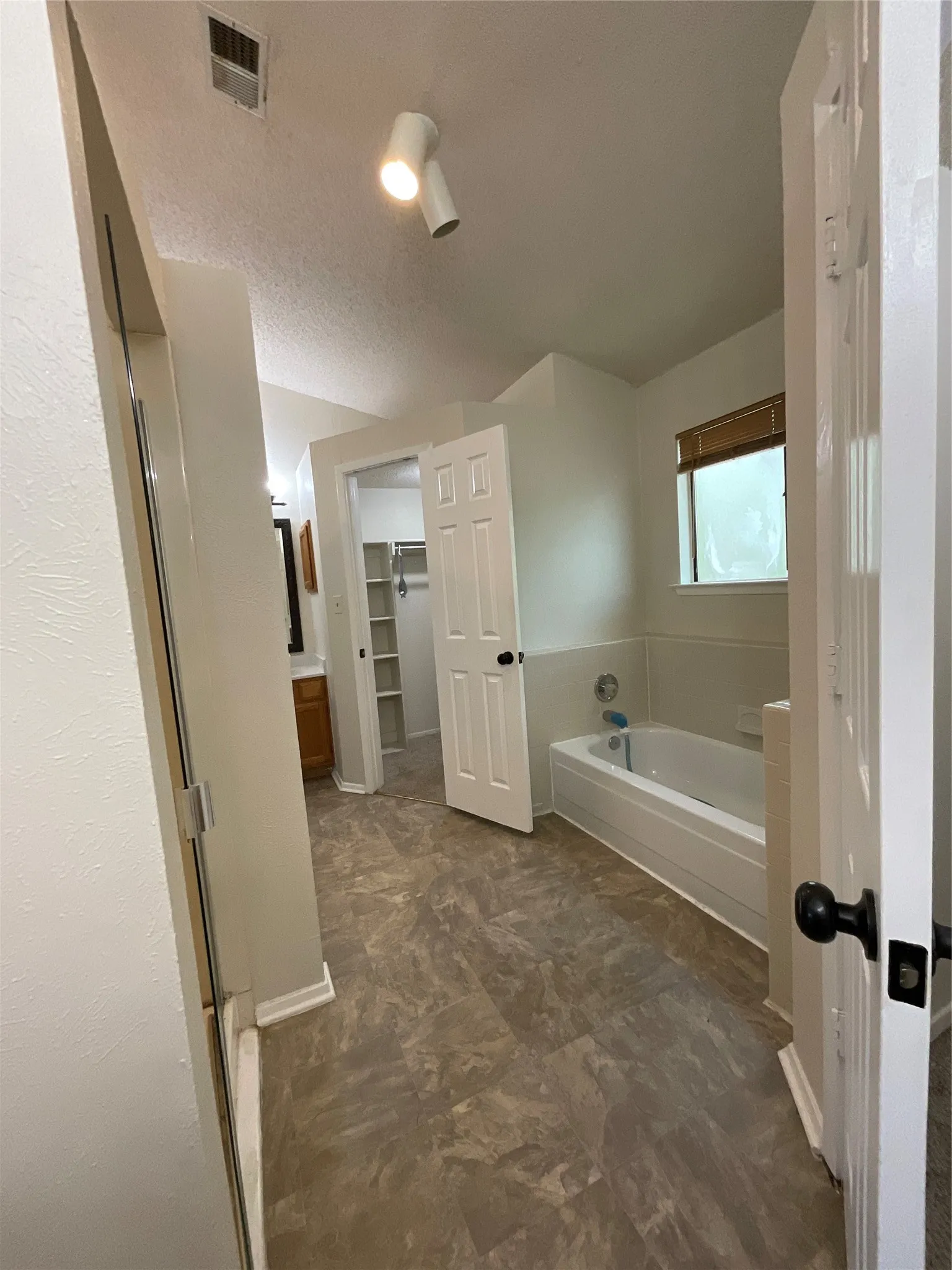 Single Family Residence For Sale in Dallas County , 2332 Abbington Lane, Grand Prairie, Texas 75052, 4 Bedroom, 3 Bathroom, 2 Garage spaces, 2,330 Sqft, built in 1985, mls#21339129, Real Estate Agent in Grand Prairie, Homes For Sale in Dallas county, Homes For Sale in Grand Prairie, Realtor in Grand Prairie Texas, Real Estate Brokerage Independent Realty Texas, Luminita Cordes Realtor