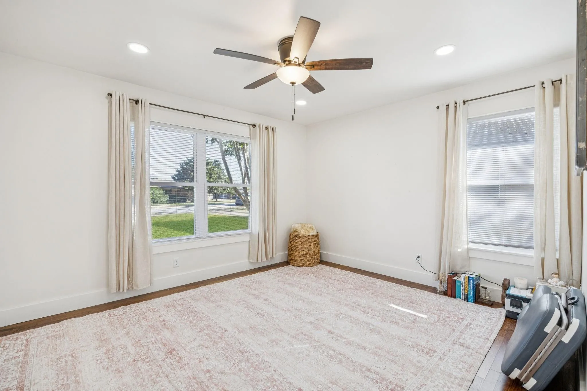 Single Family Residence For Sale in Rockwall County , 207 Joe White Street, Rockwall, Texas 75087, 4 Bedroom, 3 Bathroom, 1 Garage spaces, 2,002 Sqft, built in 1975, mls#21336368, Real Estate Agent in Rockwall, Homes For Sale in Rockwall county, Homes For Sale in Rockwall, Realtor in Rockwall Texas, Real Estate Brokerage Independent Realty Texas, Luminita Cordes Realtor
