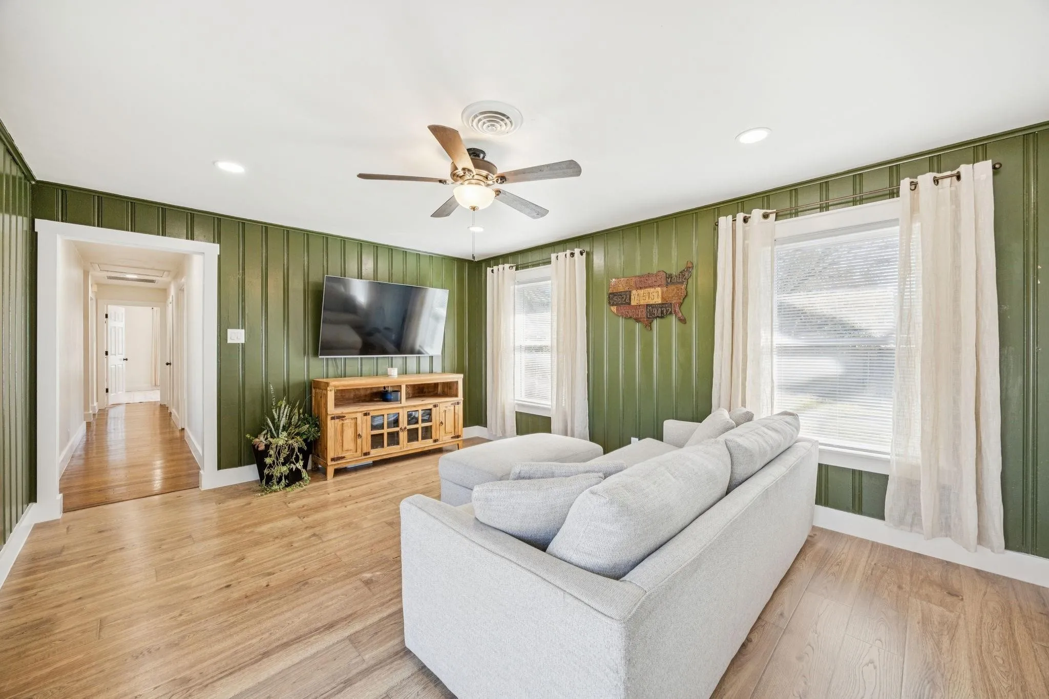 Single Family Residence For Sale in Rockwall County , 207 Joe White Street, Rockwall, Texas 75087, 4 Bedroom, 3 Bathroom, 1 Garage spaces, 2,002 Sqft, built in 1975, mls#21336368, Real Estate Agent in Rockwall, Homes For Sale in Rockwall county, Homes For Sale in Rockwall, Realtor in Rockwall Texas, Real Estate Brokerage Independent Realty Texas, Luminita Cordes Realtor