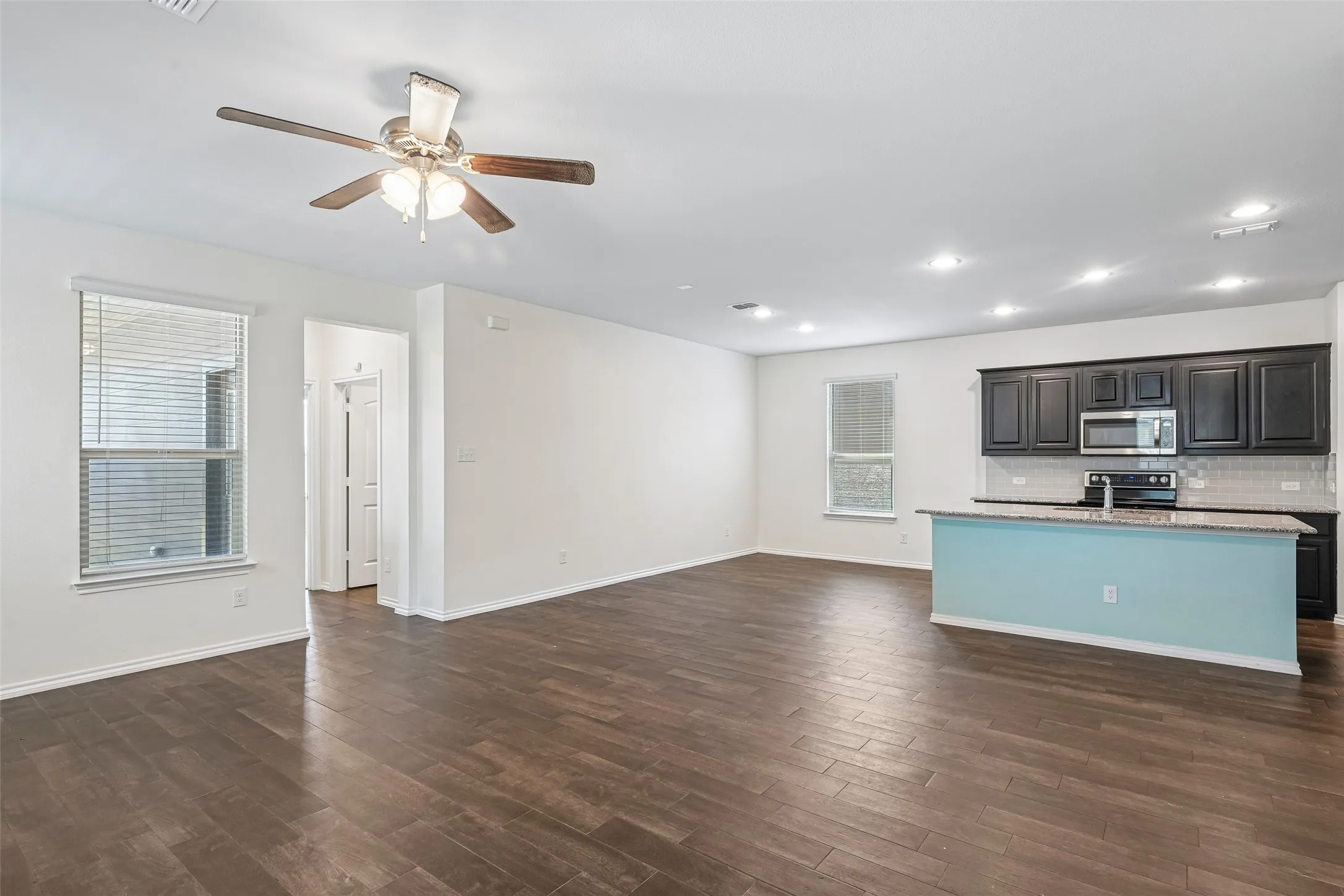 Single Family Residence For Sale in Denton County , 1025 Mason Street, Aubrey, Texas 76227, 3 Bedroom, 3 Bathroom, 2 Garage spaces, 2,120 Sqft, built in 2021, mls#21338345, Real Estate Agent in Aubrey, Homes For Sale in Denton county, Homes For Sale in Aubrey, Realtor in Aubrey Texas, Real Estate Brokerage Independent Realty Texas, Luminita Cordes Realtor