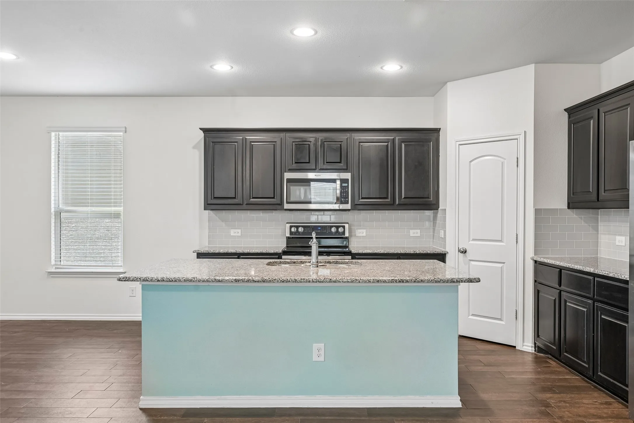 Single Family Residence For Sale in Denton County , 1025 Mason Street, Aubrey, Texas 76227, 3 Bedroom, 3 Bathroom, 2 Garage spaces, 2,120 Sqft, built in 2021, mls#21338345, Real Estate Agent in Aubrey, Homes For Sale in Denton county, Homes For Sale in Aubrey, Realtor in Aubrey Texas, Real Estate Brokerage Independent Realty Texas, Luminita Cordes Realtor