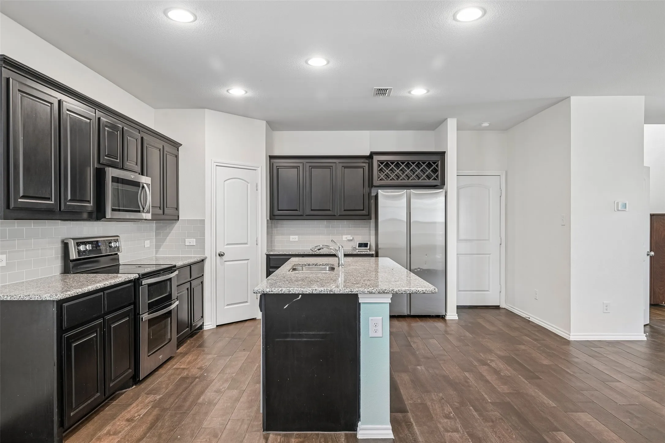 Single Family Residence For Sale in Denton County , 1025 Mason Street, Aubrey, Texas 76227, 3 Bedroom, 3 Bathroom, 2 Garage spaces, 2,120 Sqft, built in 2021, mls#21338345, Real Estate Agent in Aubrey, Homes For Sale in Denton county, Homes For Sale in Aubrey, Realtor in Aubrey Texas, Real Estate Brokerage Independent Realty Texas, Luminita Cordes Realtor