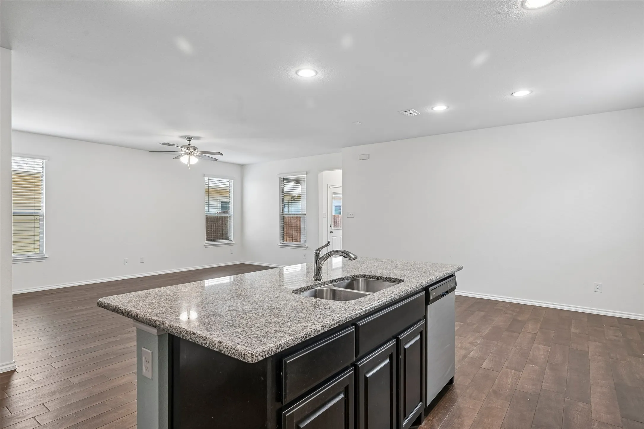 Single Family Residence For Sale in Denton County , 1025 Mason Street, Aubrey, Texas 76227, 3 Bedroom, 3 Bathroom, 2 Garage spaces, 2,120 Sqft, built in 2021, mls#21338345, Real Estate Agent in Aubrey, Homes For Sale in Denton county, Homes For Sale in Aubrey, Realtor in Aubrey Texas, Real Estate Brokerage Independent Realty Texas, Luminita Cordes Realtor