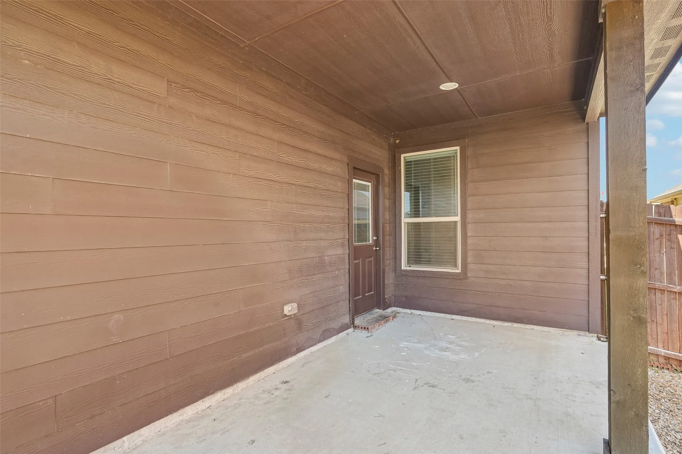Single Family Residence For Sale in Denton County , 1025 Mason Street, Aubrey, Texas 76227, 3 Bedroom, 3 Bathroom, 2 Garage spaces, 2,120 Sqft, built in 2021, mls#21338345, Real Estate Agent in Aubrey, Homes For Sale in Denton county, Homes For Sale in Aubrey, Realtor in Aubrey Texas, Real Estate Brokerage Independent Realty Texas, Luminita Cordes Realtor