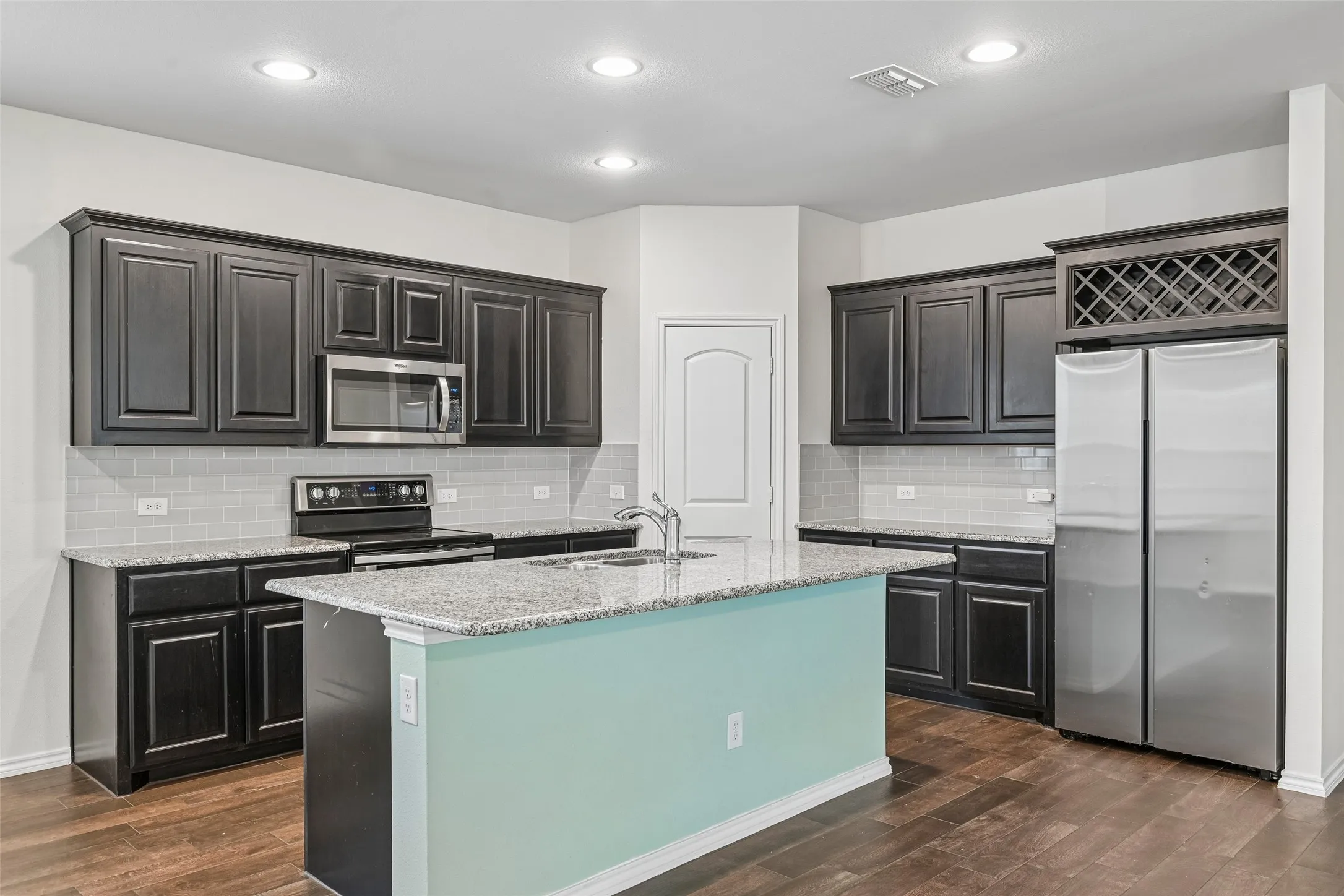Single Family Residence For Sale in Denton County , 1025 Mason Street, Aubrey, Texas 76227, 3 Bedroom, 3 Bathroom, 2 Garage spaces, 2,120 Sqft, built in 2021, mls#21338345, Real Estate Agent in Aubrey, Homes For Sale in Denton county, Homes For Sale in Aubrey, Realtor in Aubrey Texas, Real Estate Brokerage Independent Realty Texas, Luminita Cordes Realtor