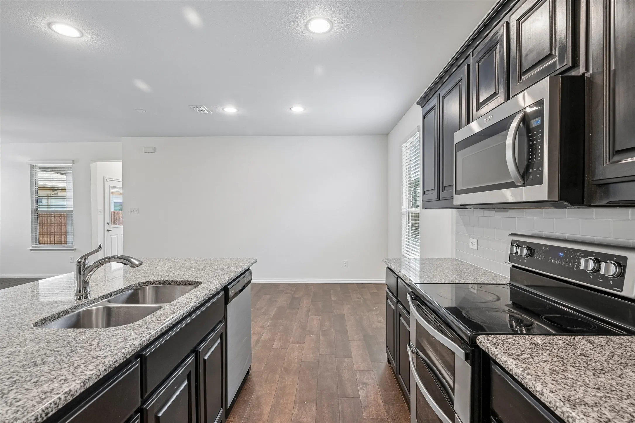 Single Family Residence For Sale in Denton County , 1025 Mason Street, Aubrey, Texas 76227, 3 Bedroom, 3 Bathroom, 2 Garage spaces, 2,120 Sqft, built in 2021, mls#21338345, Real Estate Agent in Aubrey, Homes For Sale in Denton county, Homes For Sale in Aubrey, Realtor in Aubrey Texas, Real Estate Brokerage Independent Realty Texas, Luminita Cordes Realtor