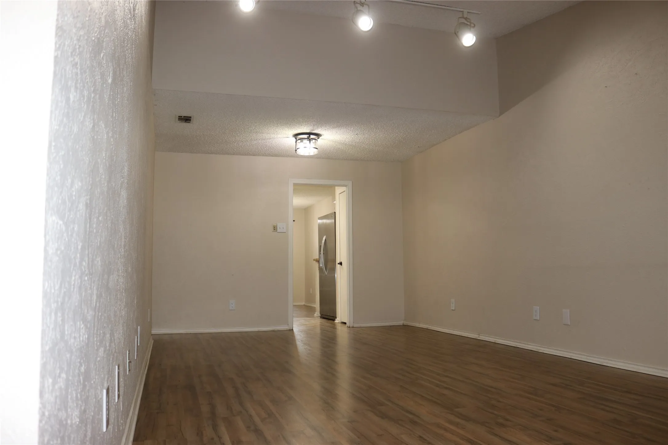 Single Family Residence For Sale in Dallas County , 1515 Cherrycrest Street, Dallas, Texas 75228, 2 Bedroom, 2 Bathroom, 2 Garage spaces, 1,220 Sqft, built in 1979, mls#21339130, Real Estate Agent in Dallas, Homes For Sale in Dallas county, Homes For Sale in Dallas, Realtor in Dallas Texas, Real Estate Brokerage Independent Realty Texas, Luminita Cordes Realtor