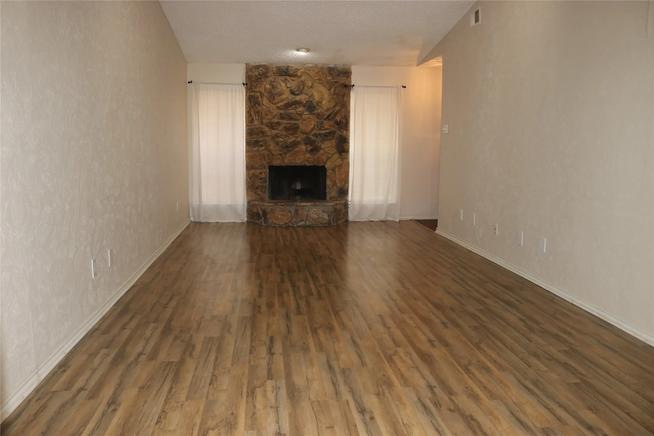 Single Family Residence For Sale in Dallas County , 1515 Cherrycrest Street, Dallas, Texas 75228, 2 Bedroom, 2 Bathroom, 2 Garage spaces, 1,220 Sqft, built in 1979, mls#21339130, Real Estate Agent in Dallas, Homes For Sale in Dallas county, Homes For Sale in Dallas, Realtor in Dallas Texas, Real Estate Brokerage Independent Realty Texas, Luminita Cordes Realtor