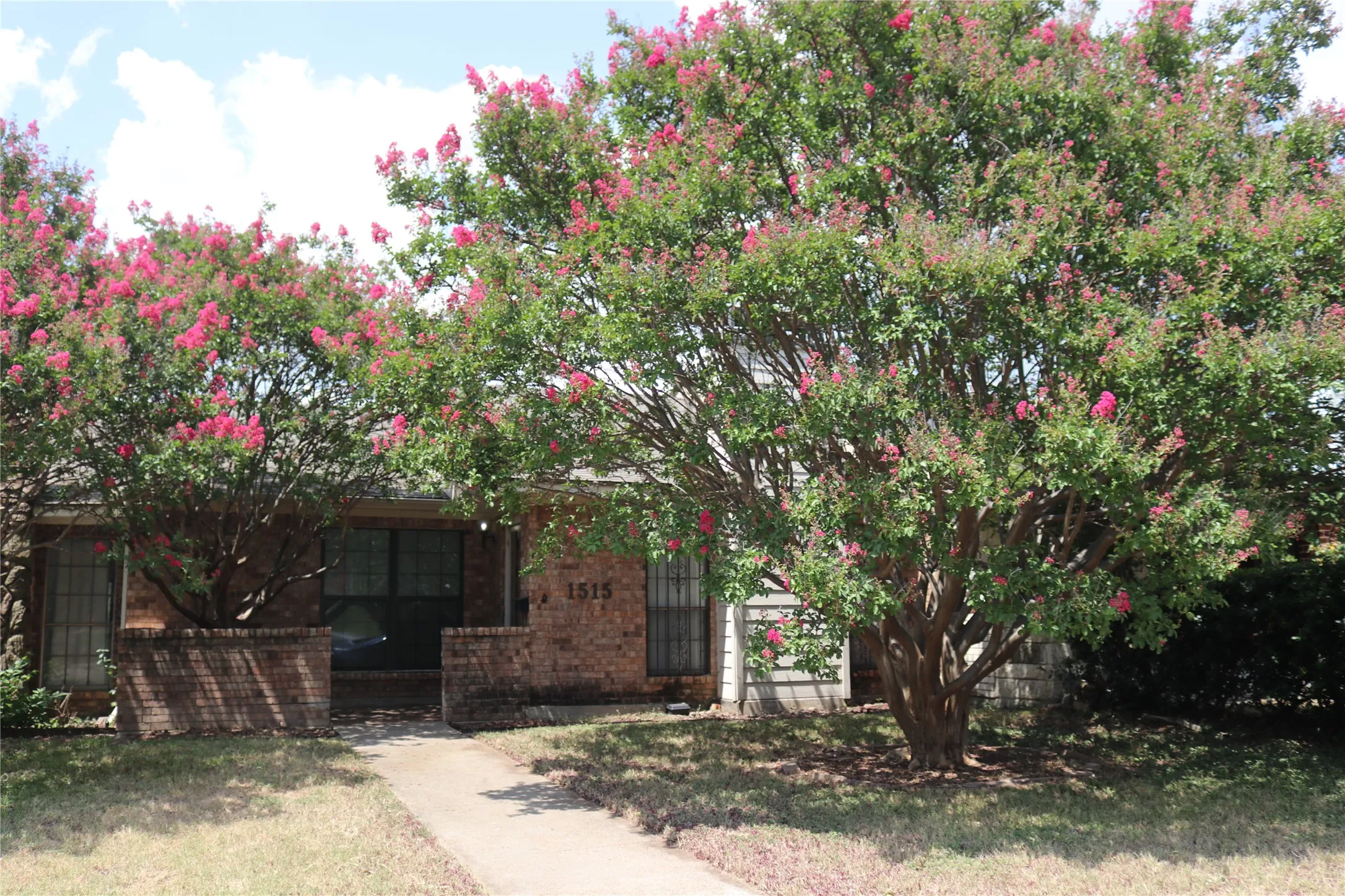 Single Family Residence For Sale in Dallas County , 1515 Cherrycrest Street, Dallas, Texas 75228, 2 Bedroom, 2 Bathroom, 2 Garage spaces, 1,220 Sqft, built in 1979, mls#21339130, Real Estate Agent in Dallas, Homes For Sale in Dallas county, Homes For Sale in Dallas, Realtor in Dallas Texas, Real Estate Brokerage Independent Realty Texas, Luminita Cordes Realtor
